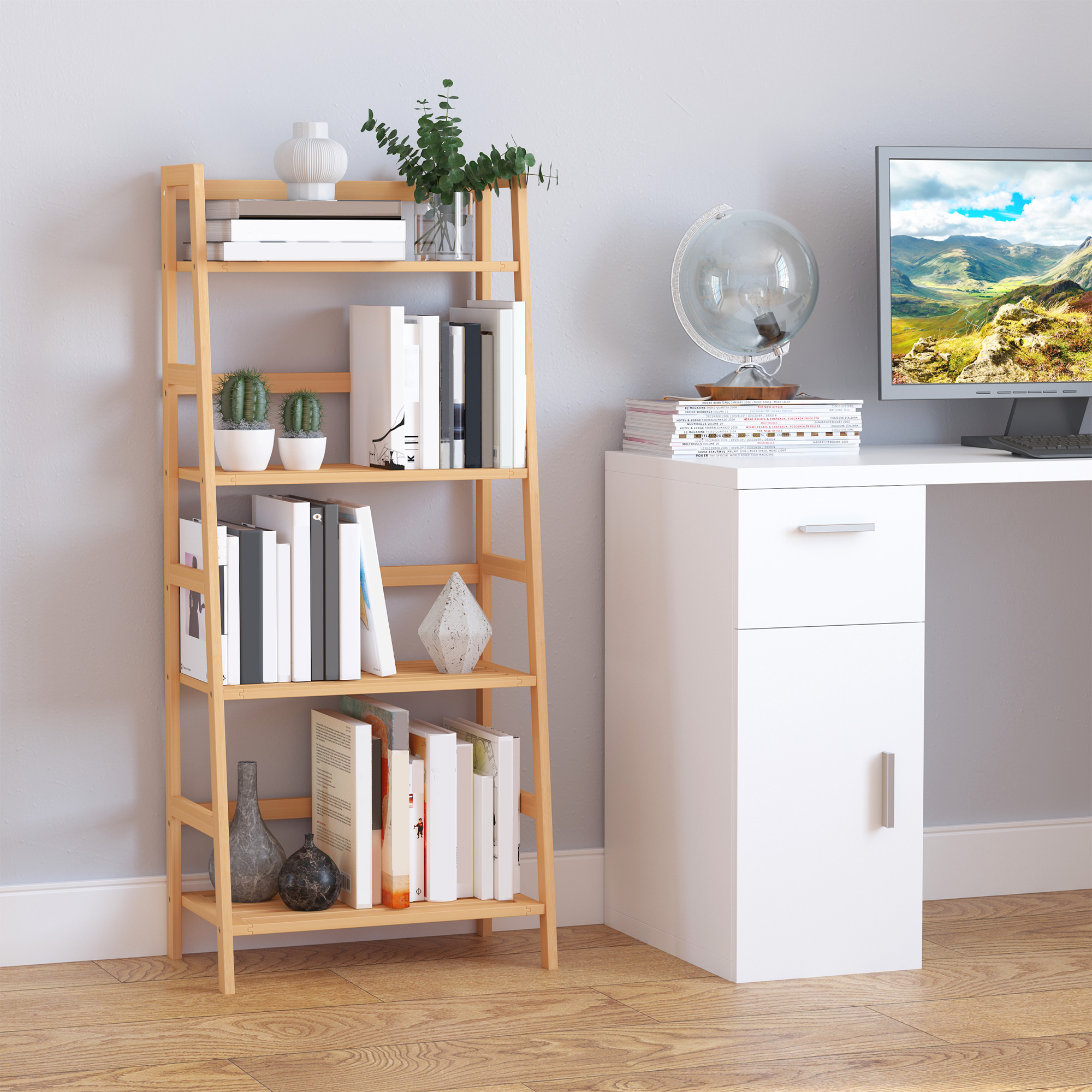 Estantería de madera tipo escalera con libros, plantas y decoración junto a un escritorio blanco con monitor.