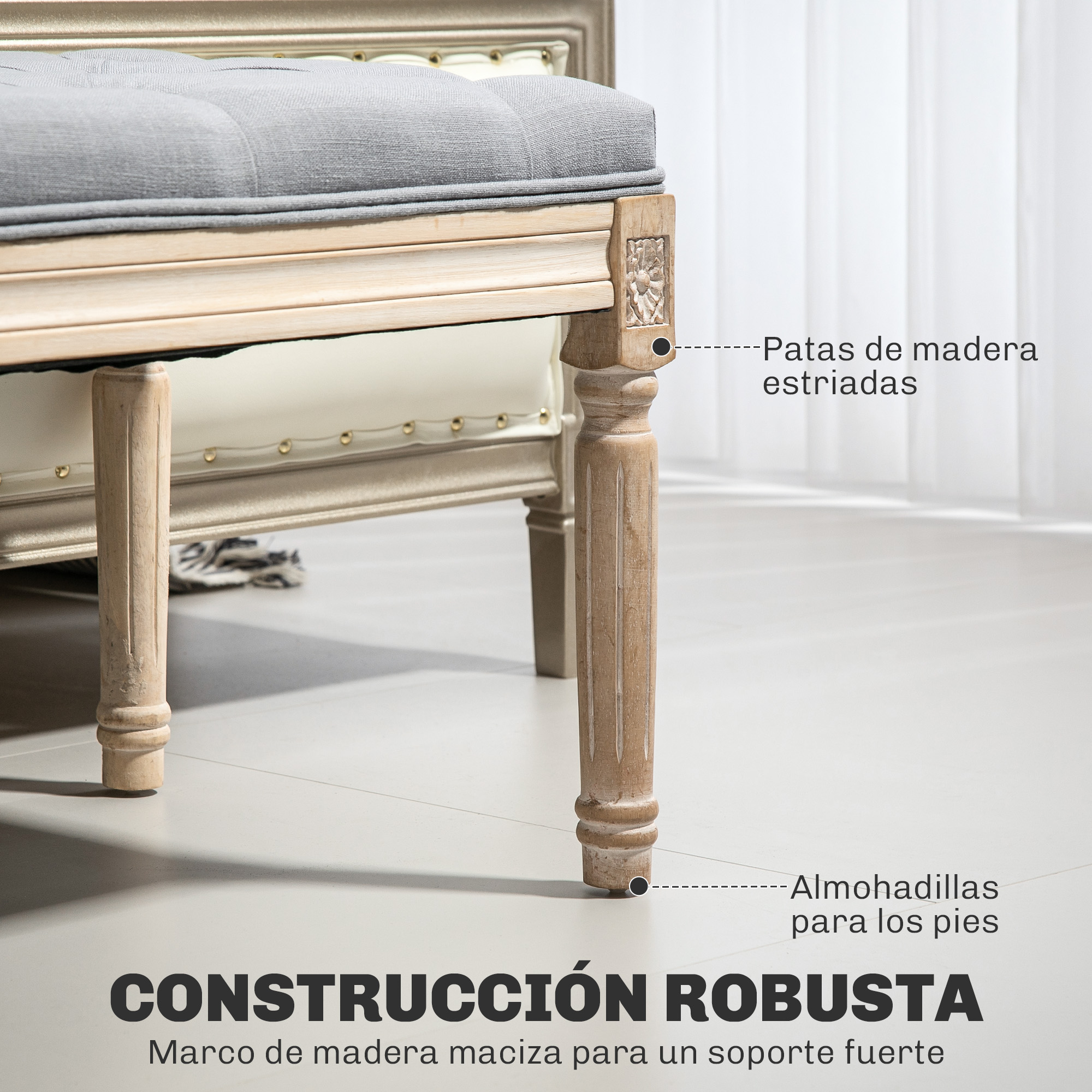 Una pata de banco de madera clara con estrías y detalle tallado.
