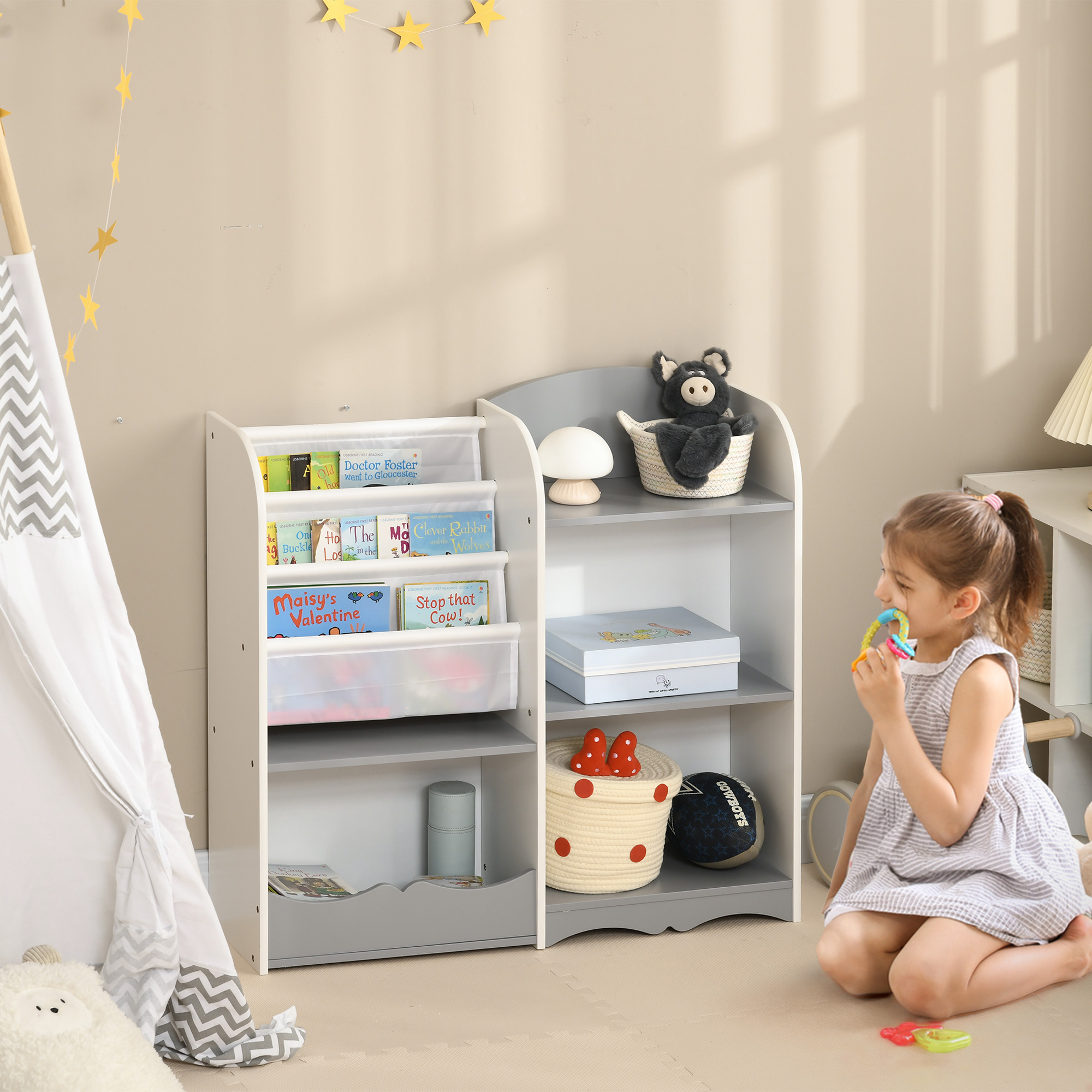 Una niña juega con juguetes cerca de una estantería y un tipi en una habitación infantil.