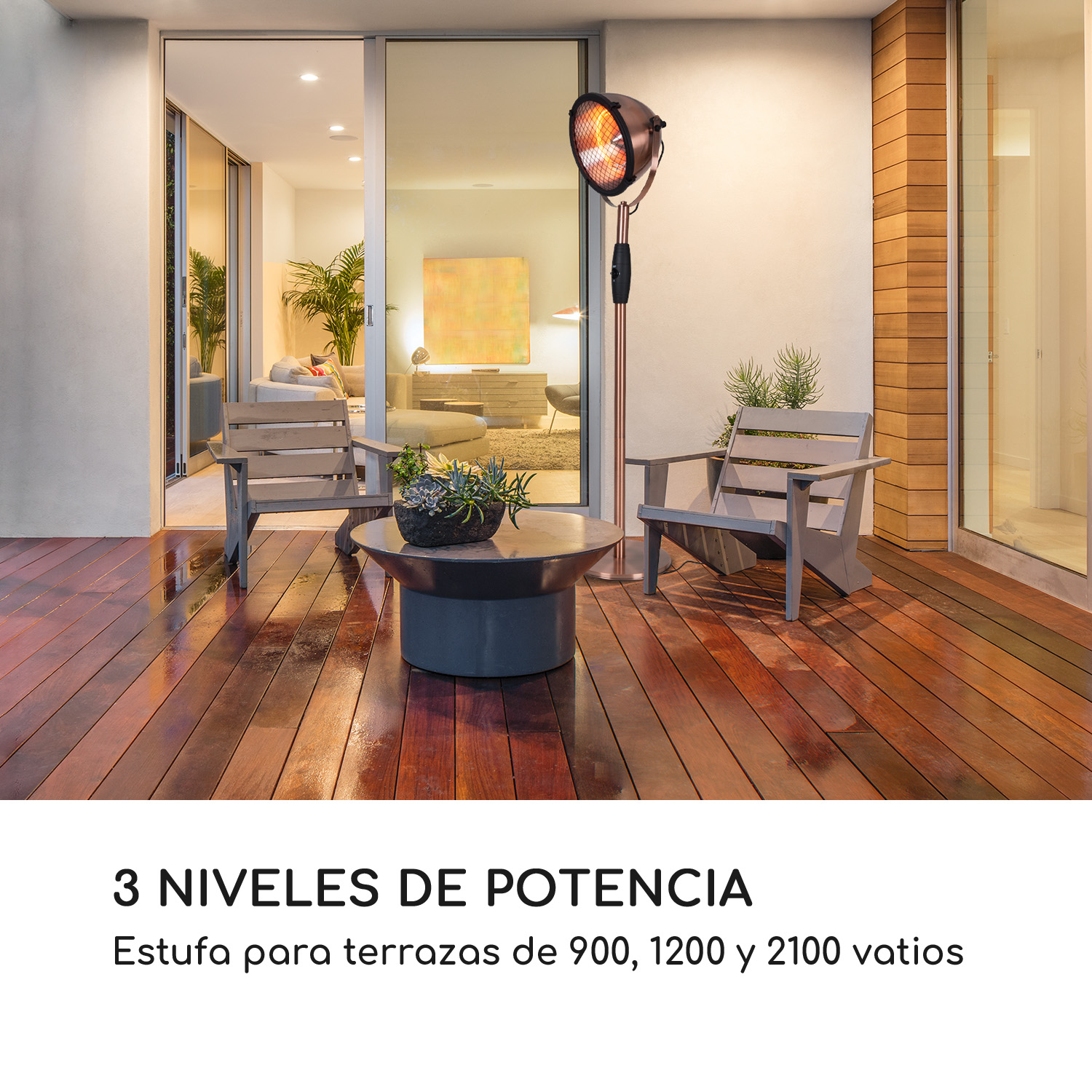 Riscaldatore da esterno su terrazza in legno con sedie e tavolo.