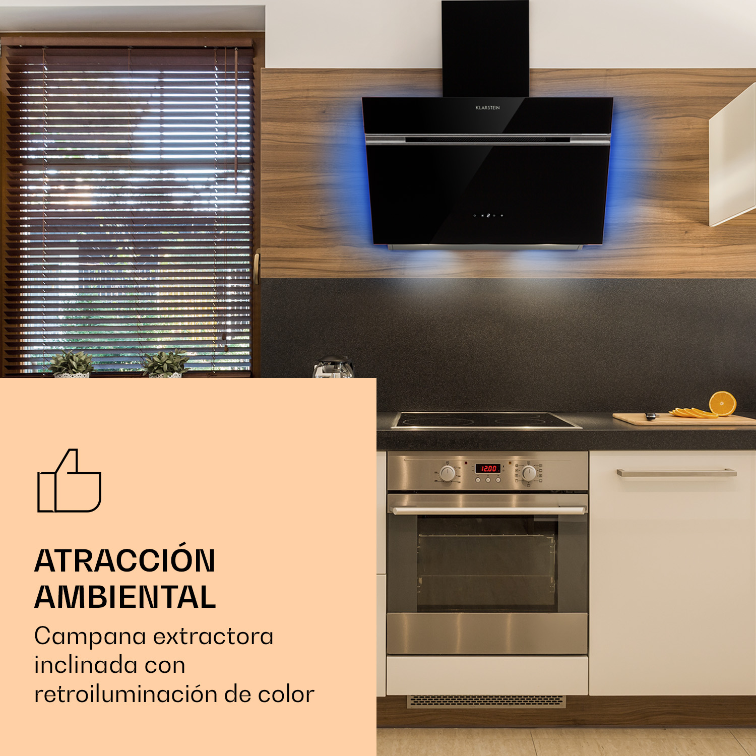 Cocina moderna con campana extractora negra, horno y detalles en madera.