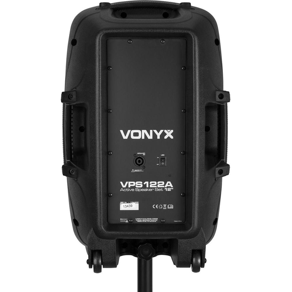 Parte trasera de un altavoz activo Vonyx VPS122A negro con ruedas.