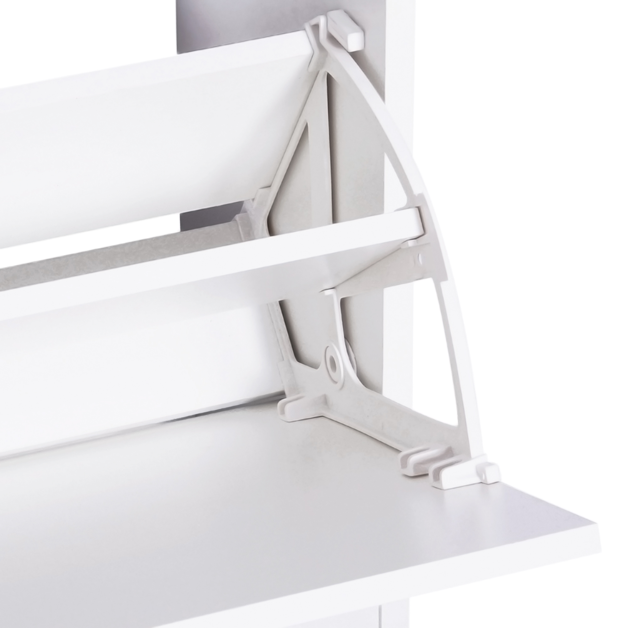 Un mueble blanco abierto con herrajes plateados y un compartimento.