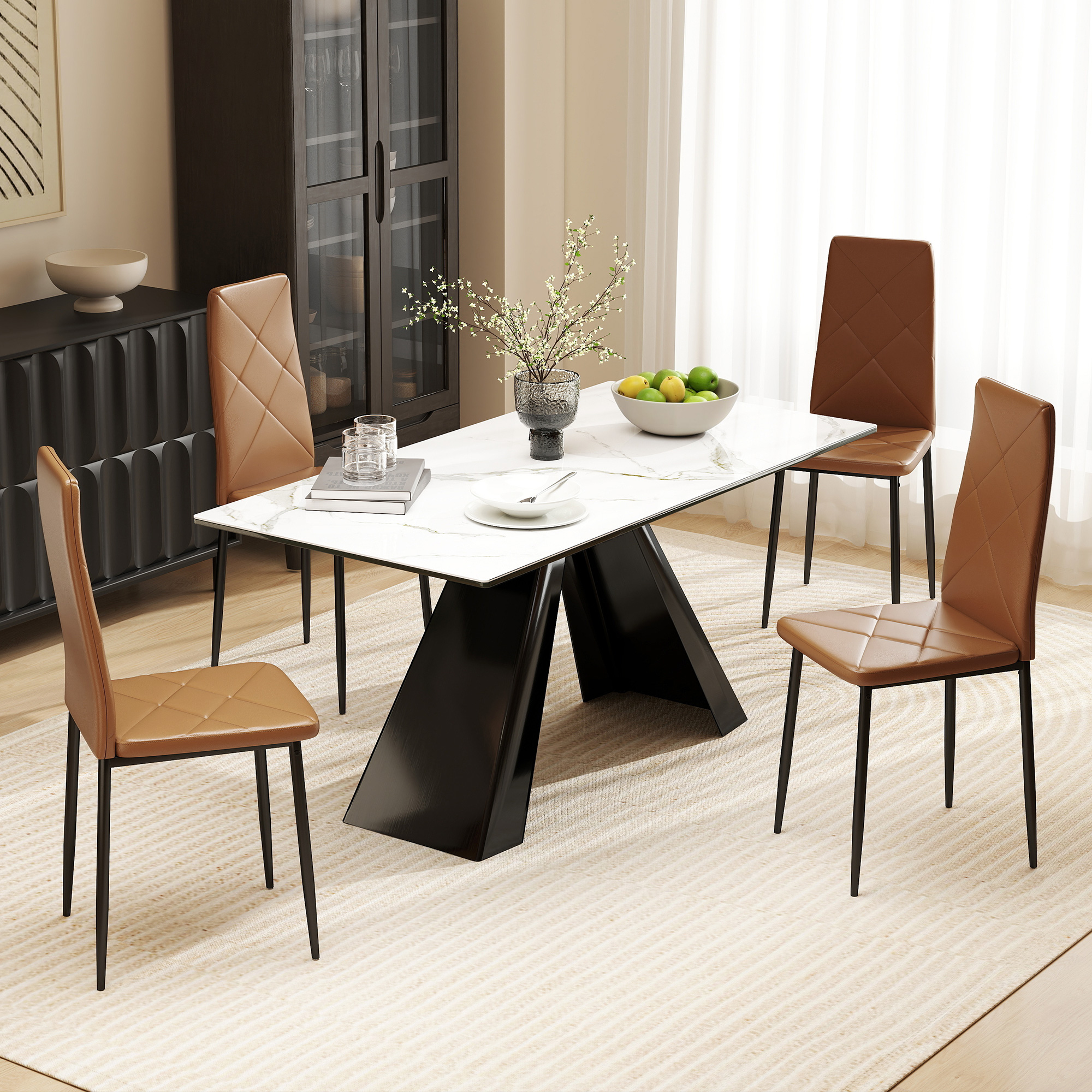 Un tavolo da pranzo con piano in marmo e quattro sedie marroni su un tappeto.