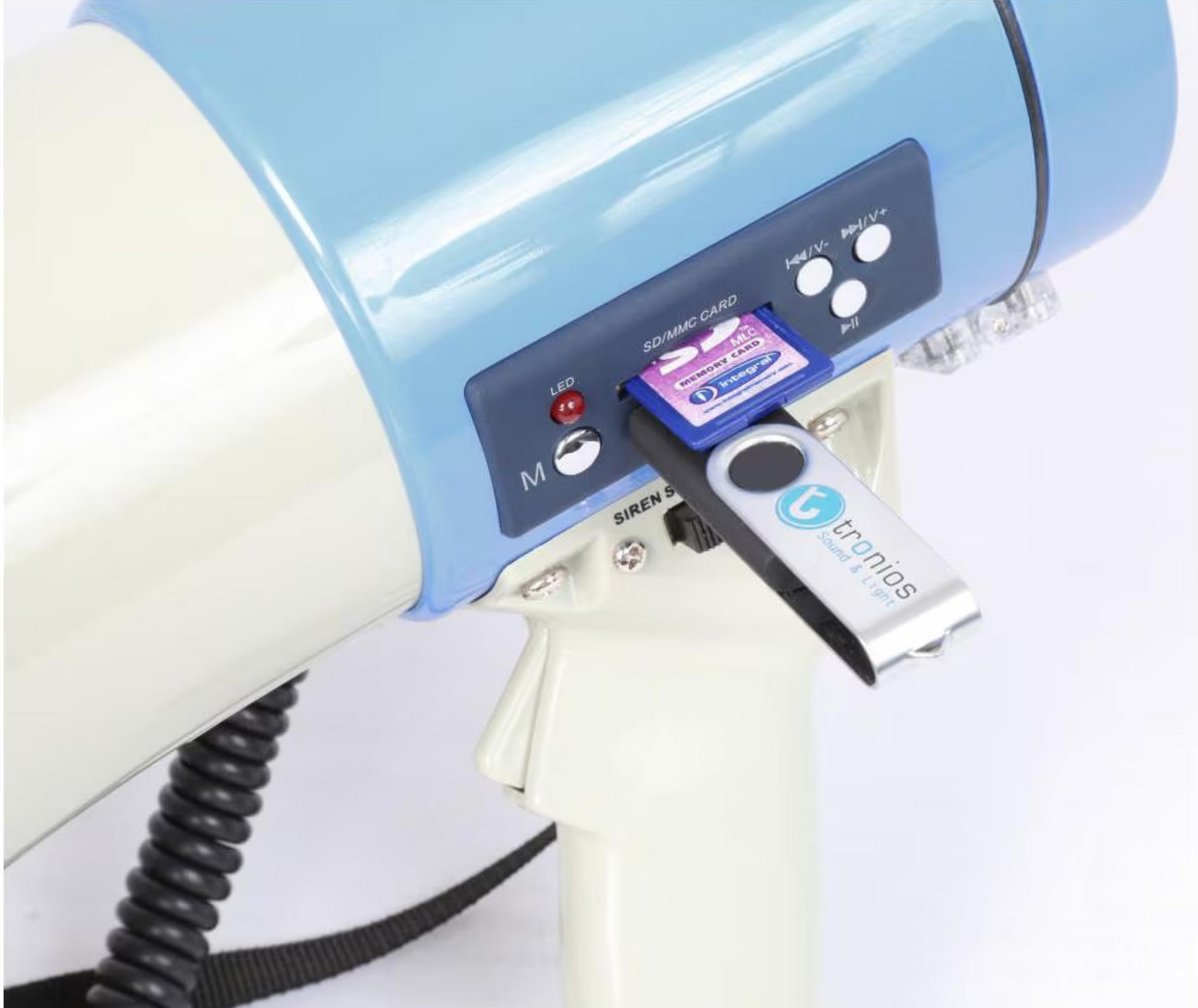 Megáfono con tarjeta SD y unidad USB, cuerpo azul y blanco.
