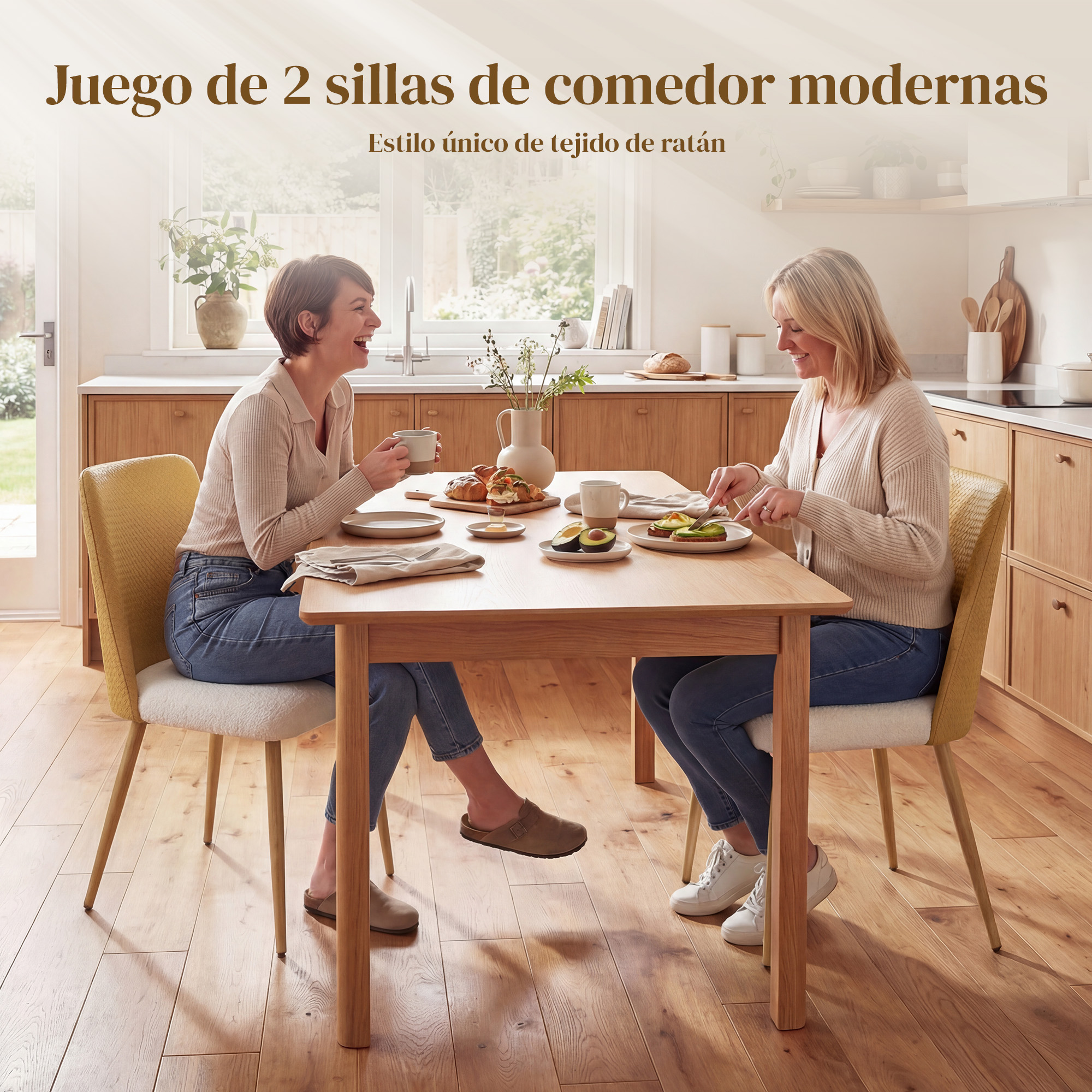 Dos mujeres sentadas a una mesa de madera comiendo. Sillas amarillas con detalles de ratán.