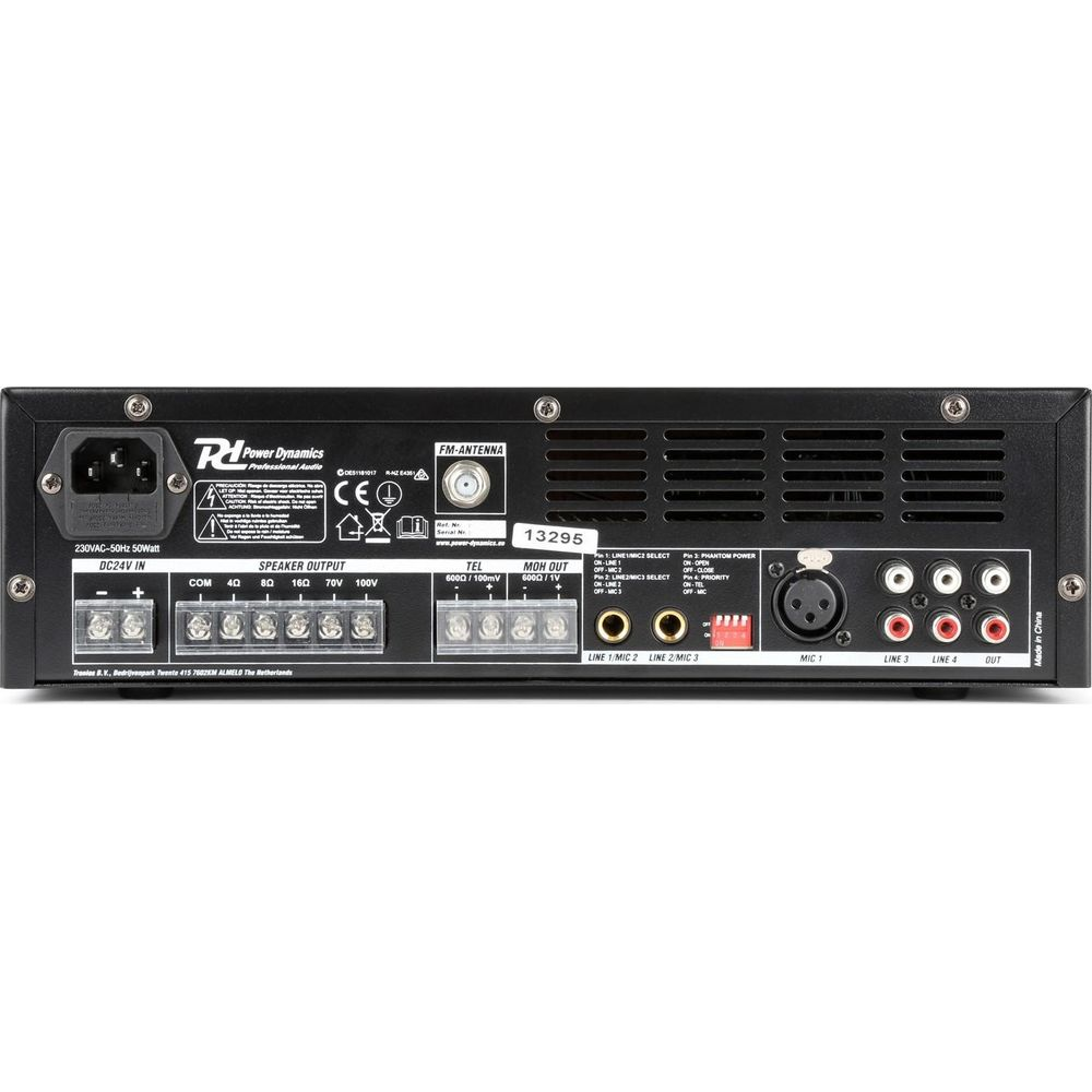 Parte trasera de un amplificador con conexiones: corriente, altavoz, micrófono, antena.