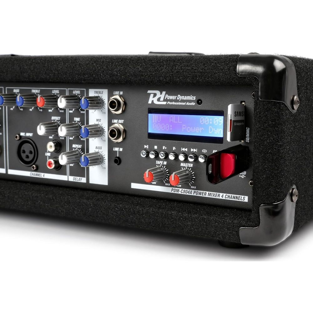Una mesa de mezclas negra Power Dynamics con perillas, botones y pantalla LCD.