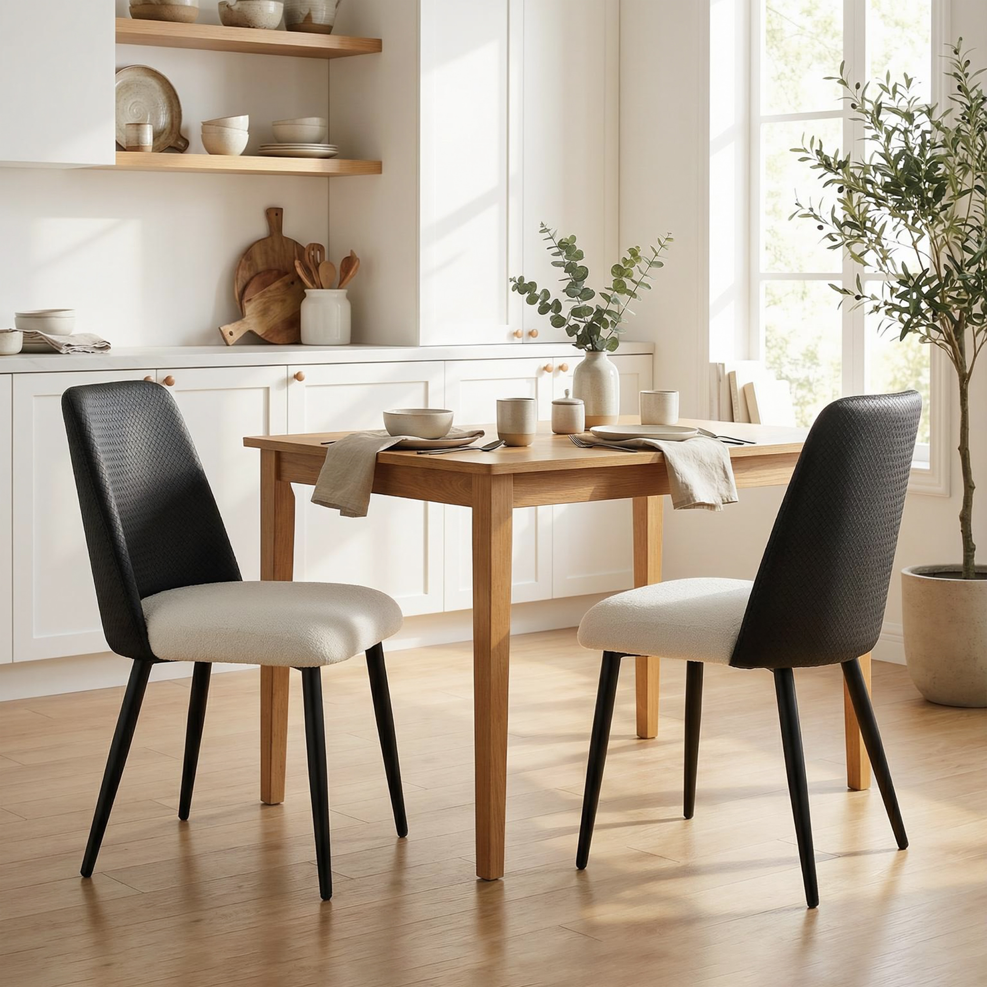 Mesa de madera con dos sillas en una habitación luminosa con ventana y planta.