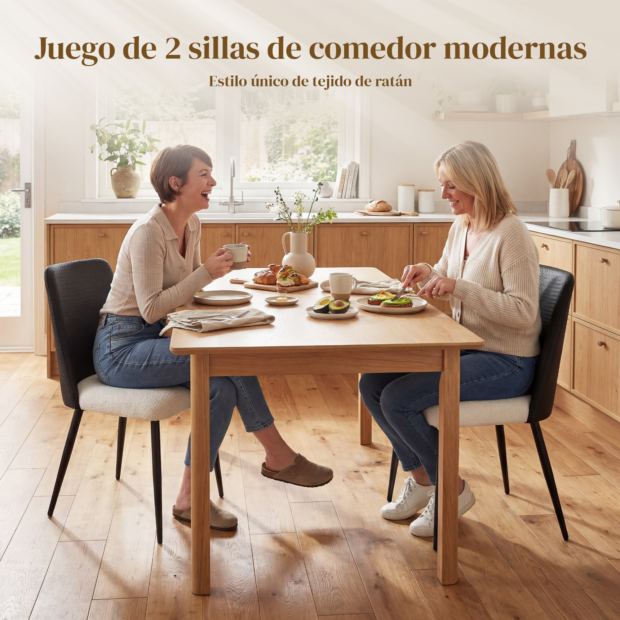 Dos mujeres sentadas en una mesa de madera en una habitación luminosa, desayunando.