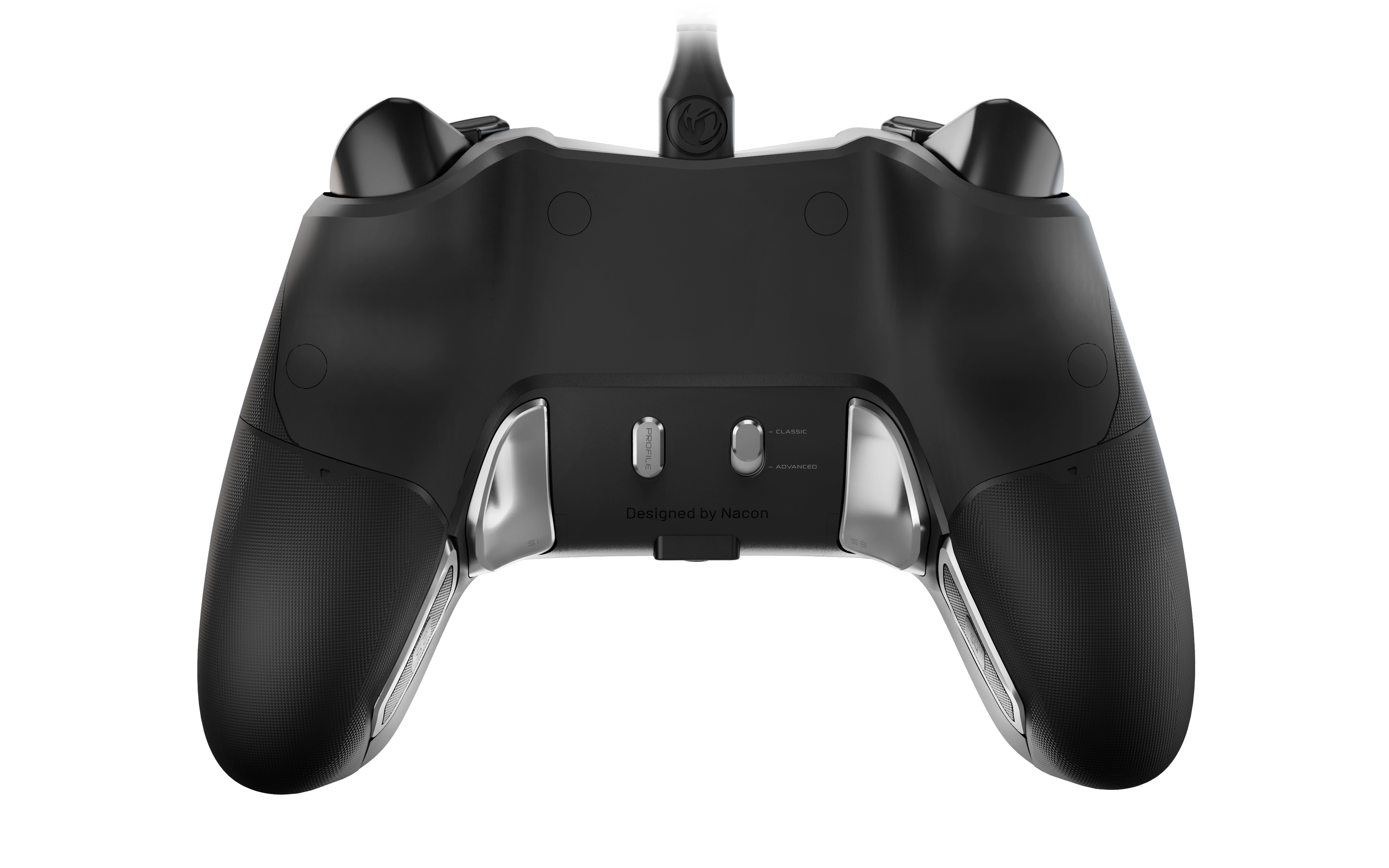 Widok z tyłu czarnego kontrolera do gier Nacon z srebrnymi akcentami i teksturowanymi uchwytami.