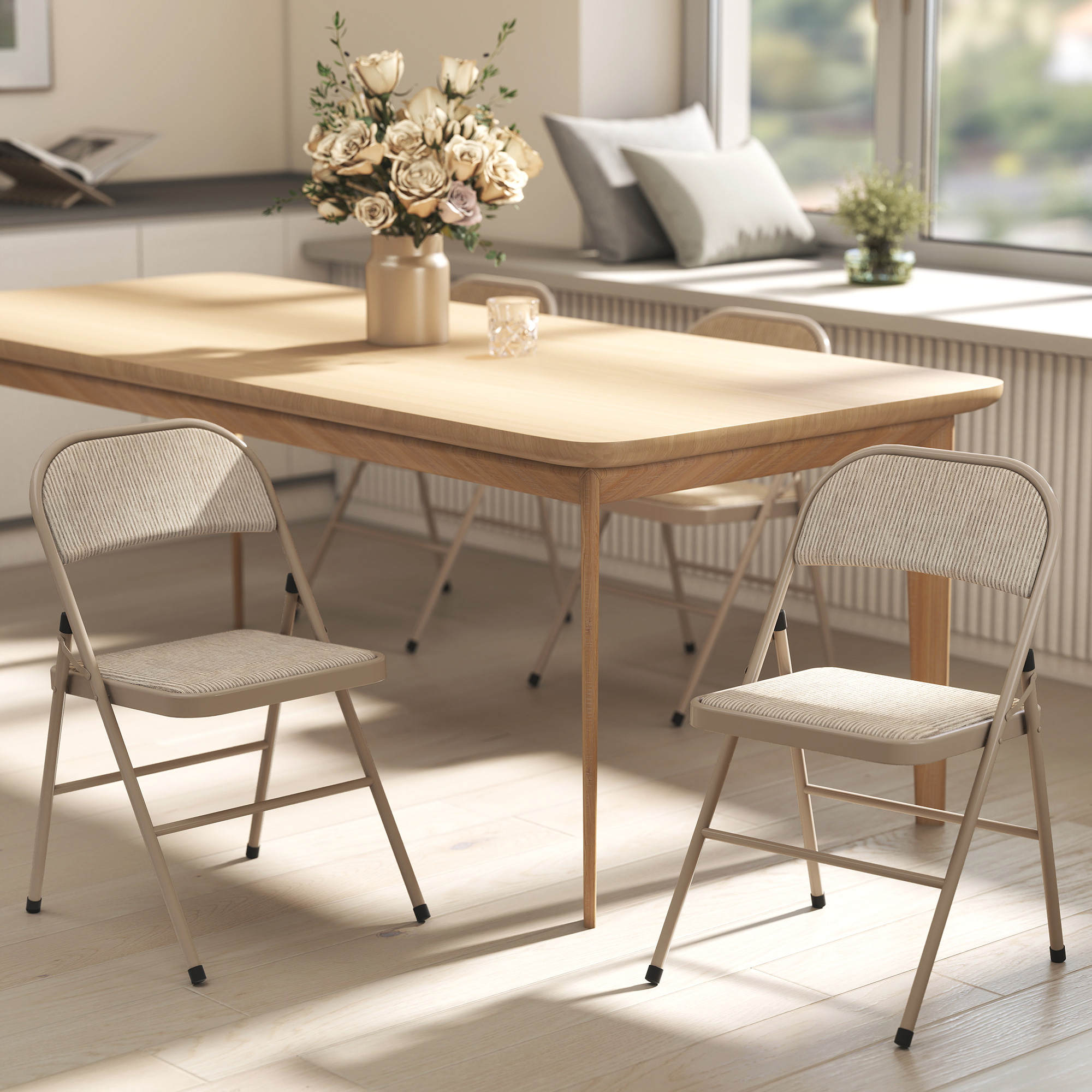 Una mesa de madera con flores y sillas en una habitación luminosa con ventana.