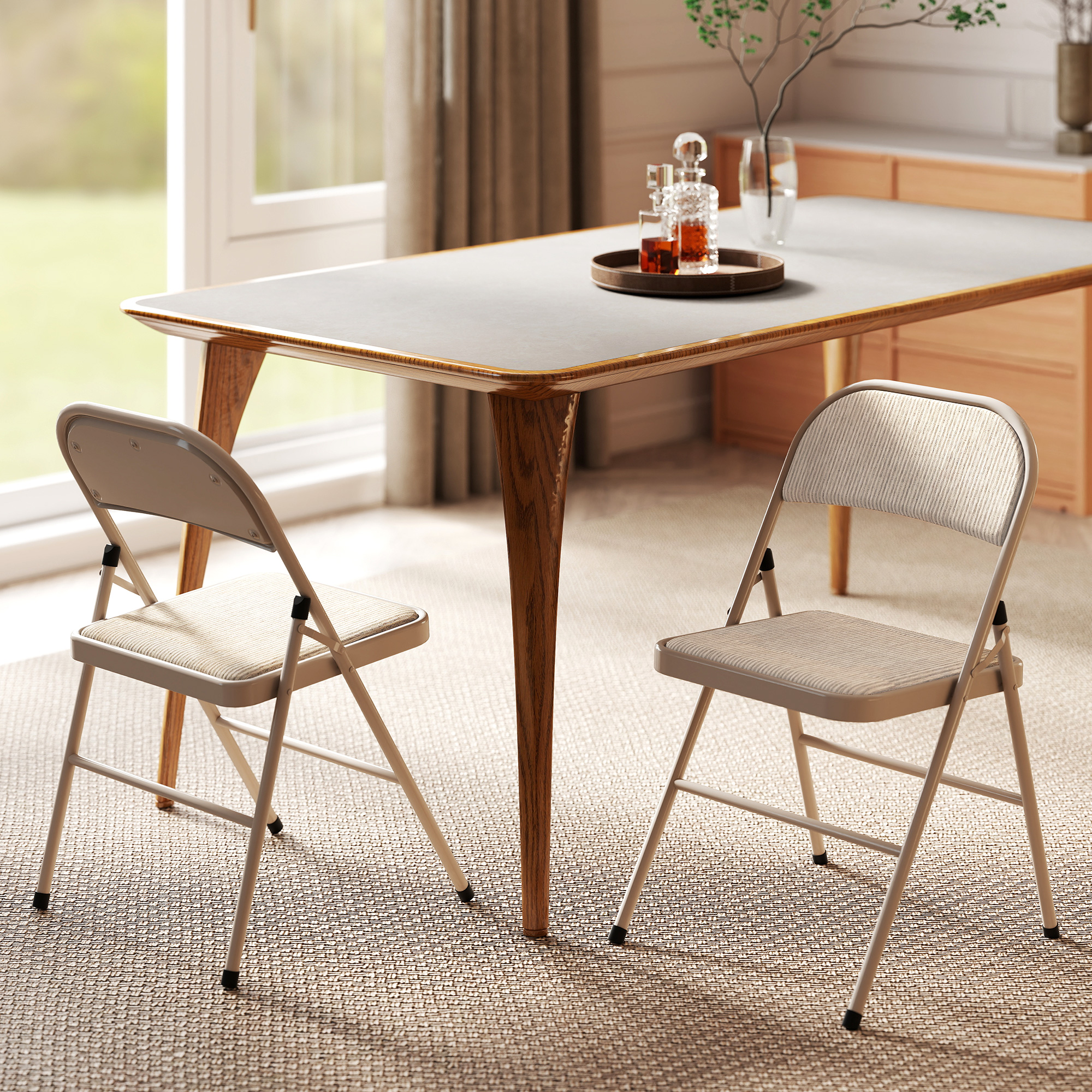 Dos sillas plegables beige con asientos a rayas alrededor de una mesa de comedor de madera.