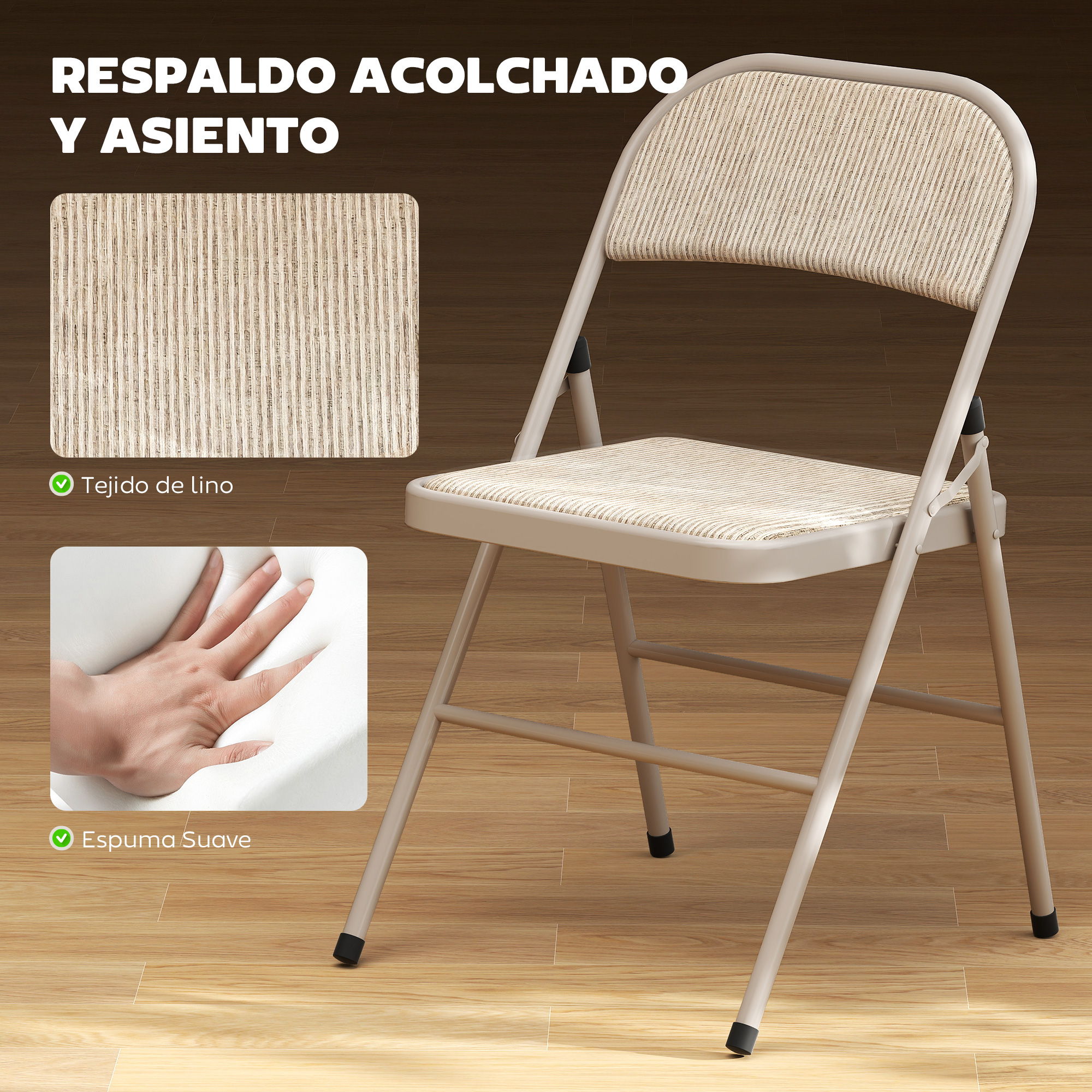 Una silla plegable beige con respaldo y asiento acolchados de lino sobre suelo de madera.