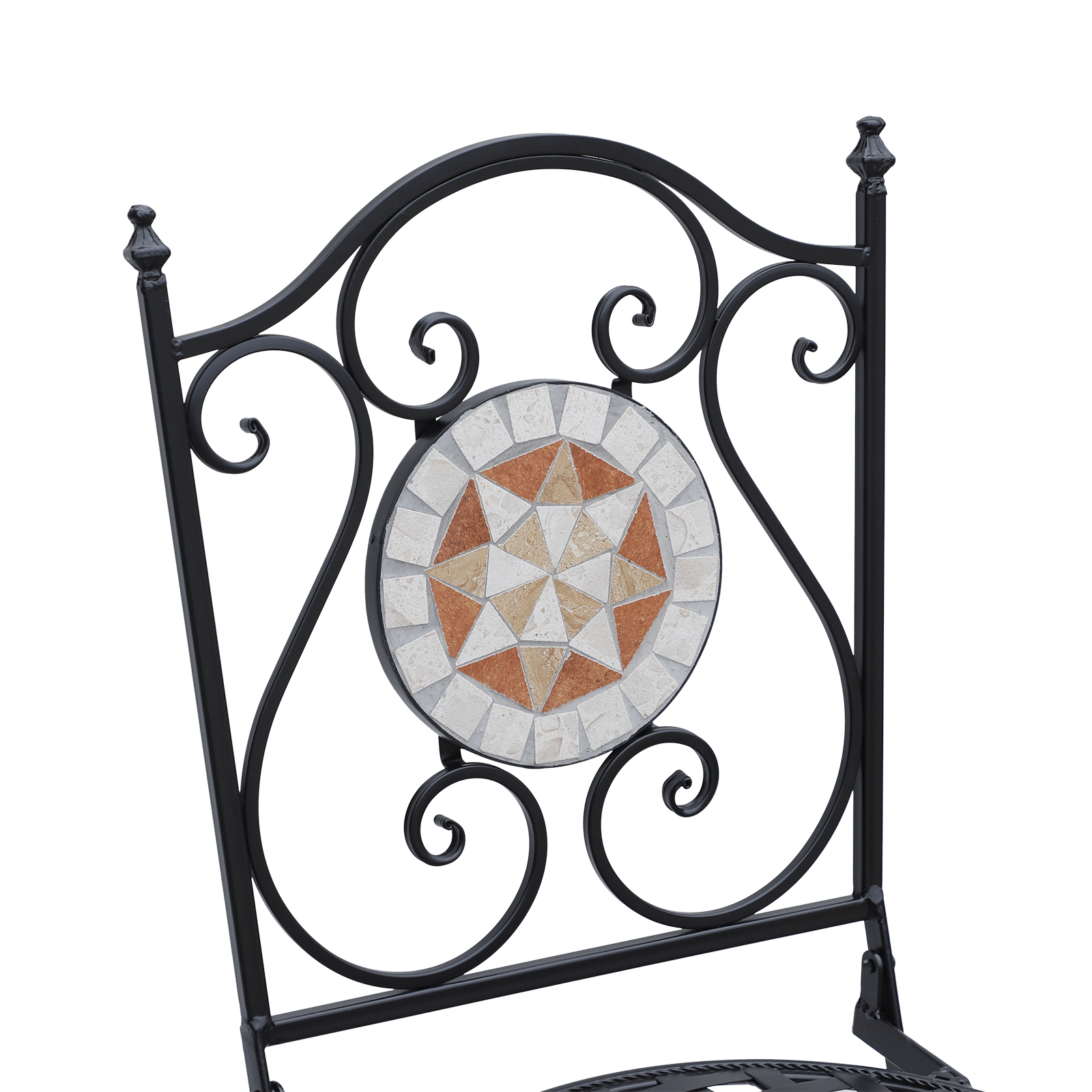 Silla de metal negra con adornos curvos y detalle de mosaico redondo de baldosas blancas y naranjas.