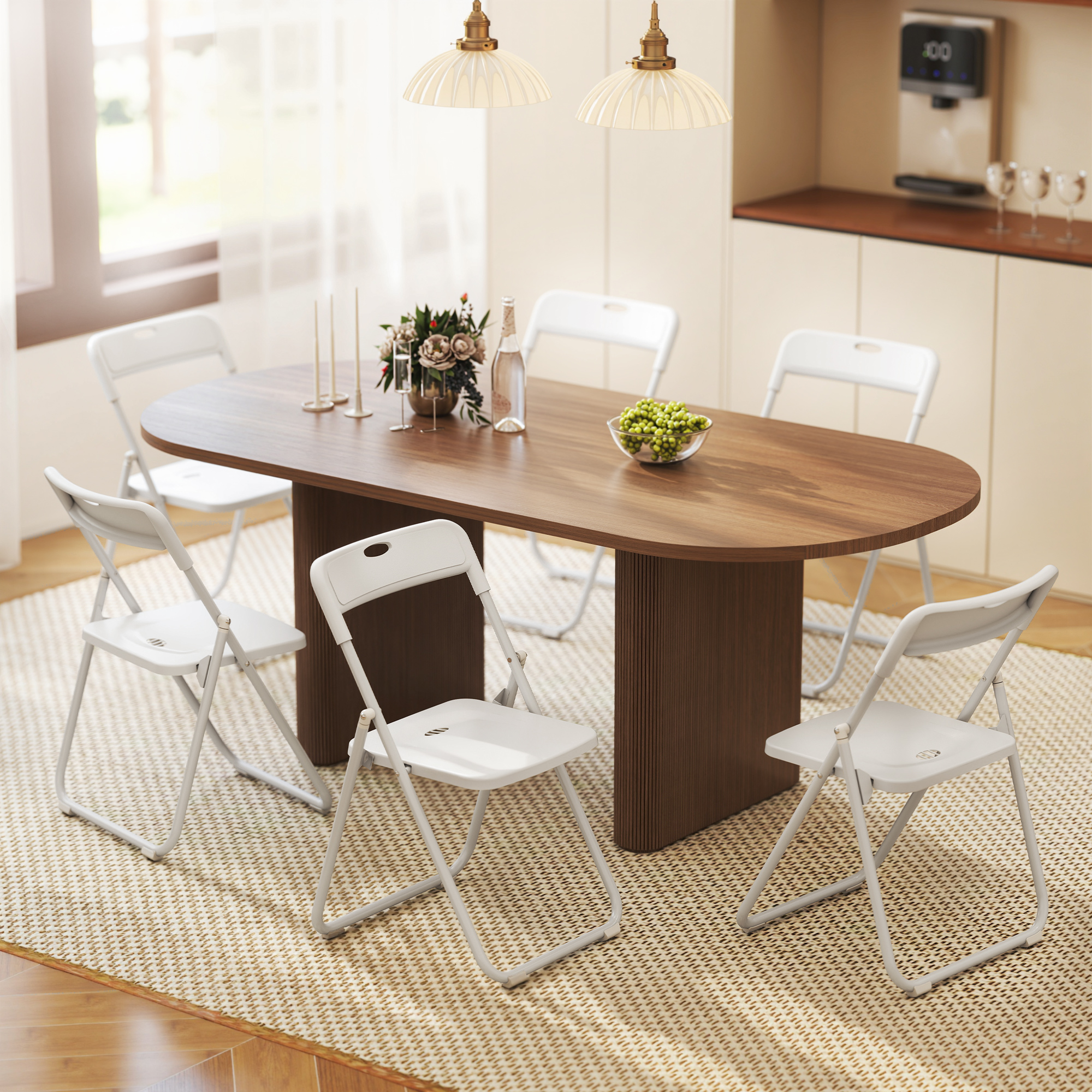 Una mesa de comedor de madera con sillas plegables blancas, decorada con flores y uvas.
