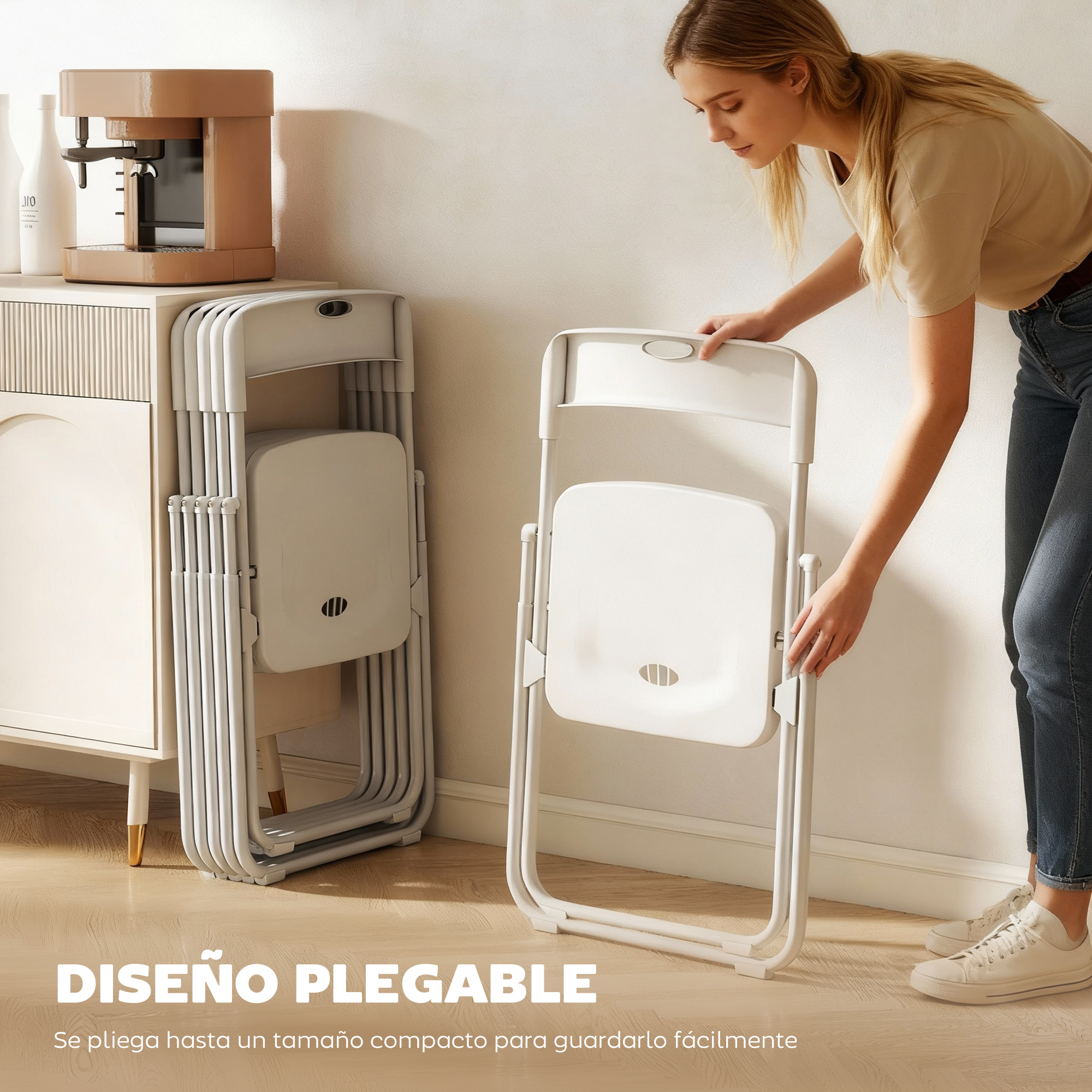 Una mujer dobla una silla blanca junto a una silla plegada y una cafetera.