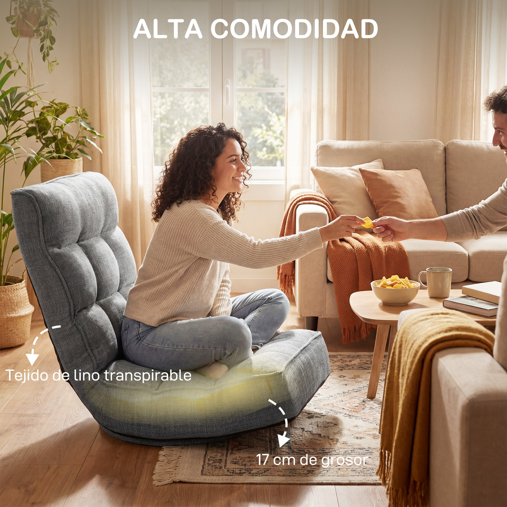 Un hombre y una mujer comparten patatas fritas en una sala de estar. Una silla de suelo delante.