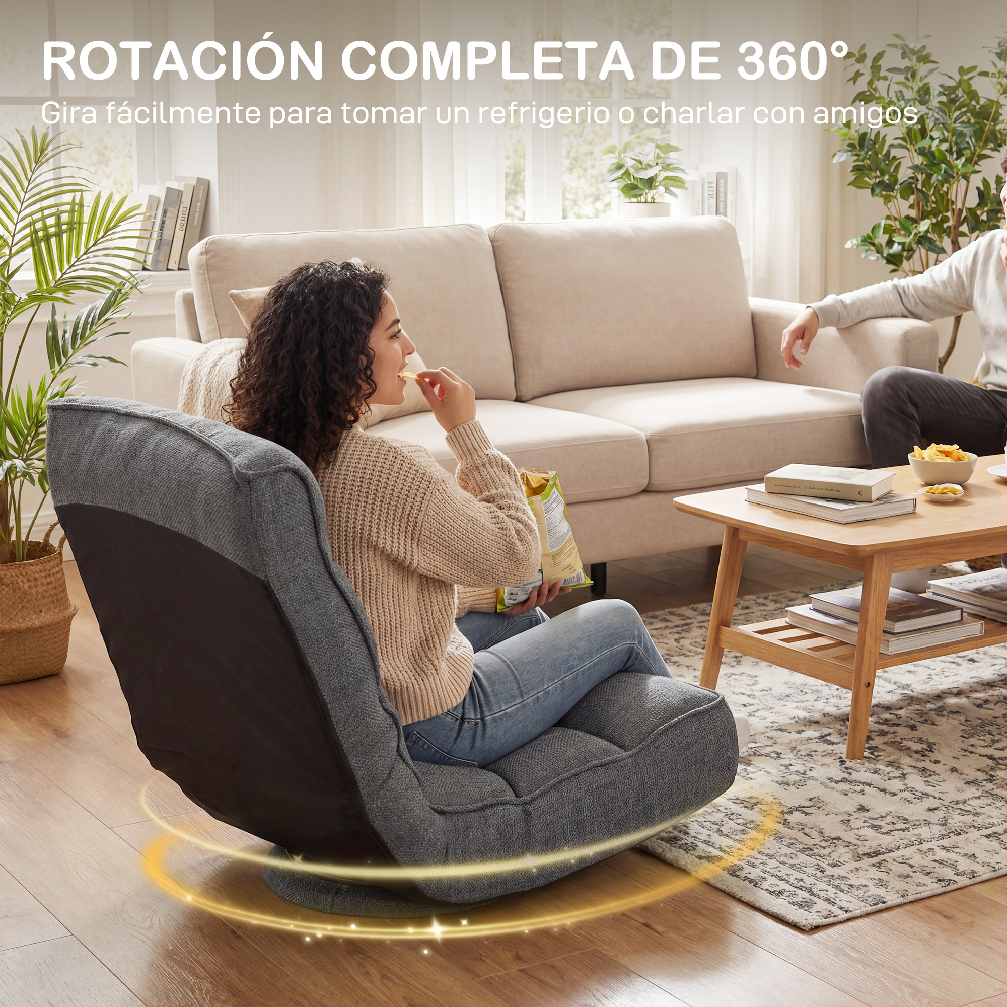 Mujer come papas en silla giratoria. Hombre en sofá. Sala de estar.