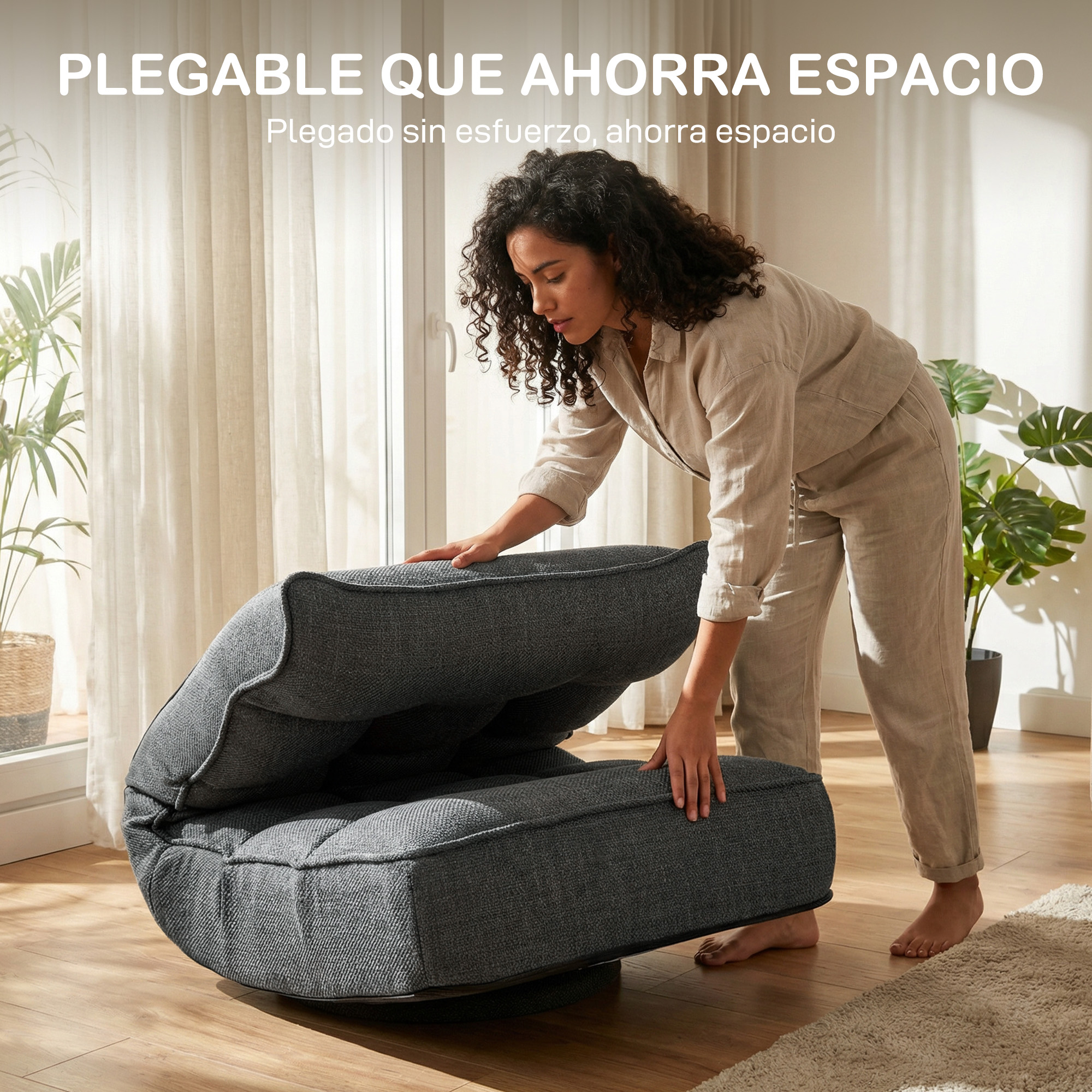 Una mujer dobla un sillón gris frente a una ventana luminosa con plantas.
