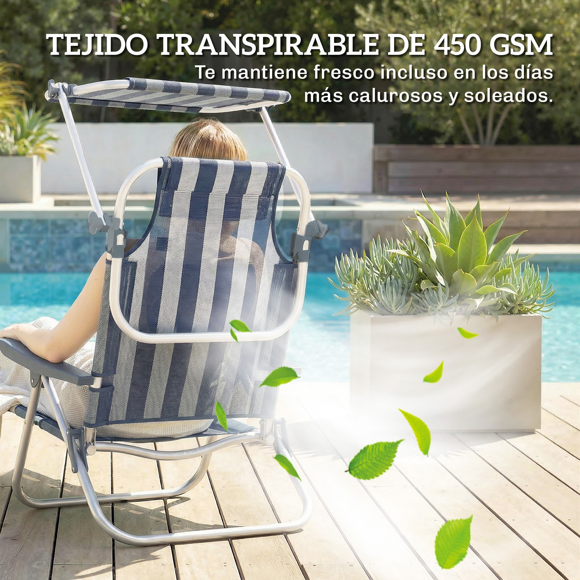 Persona sentada en tumbona a rayas junto a la piscina, flotan hojas verdes.