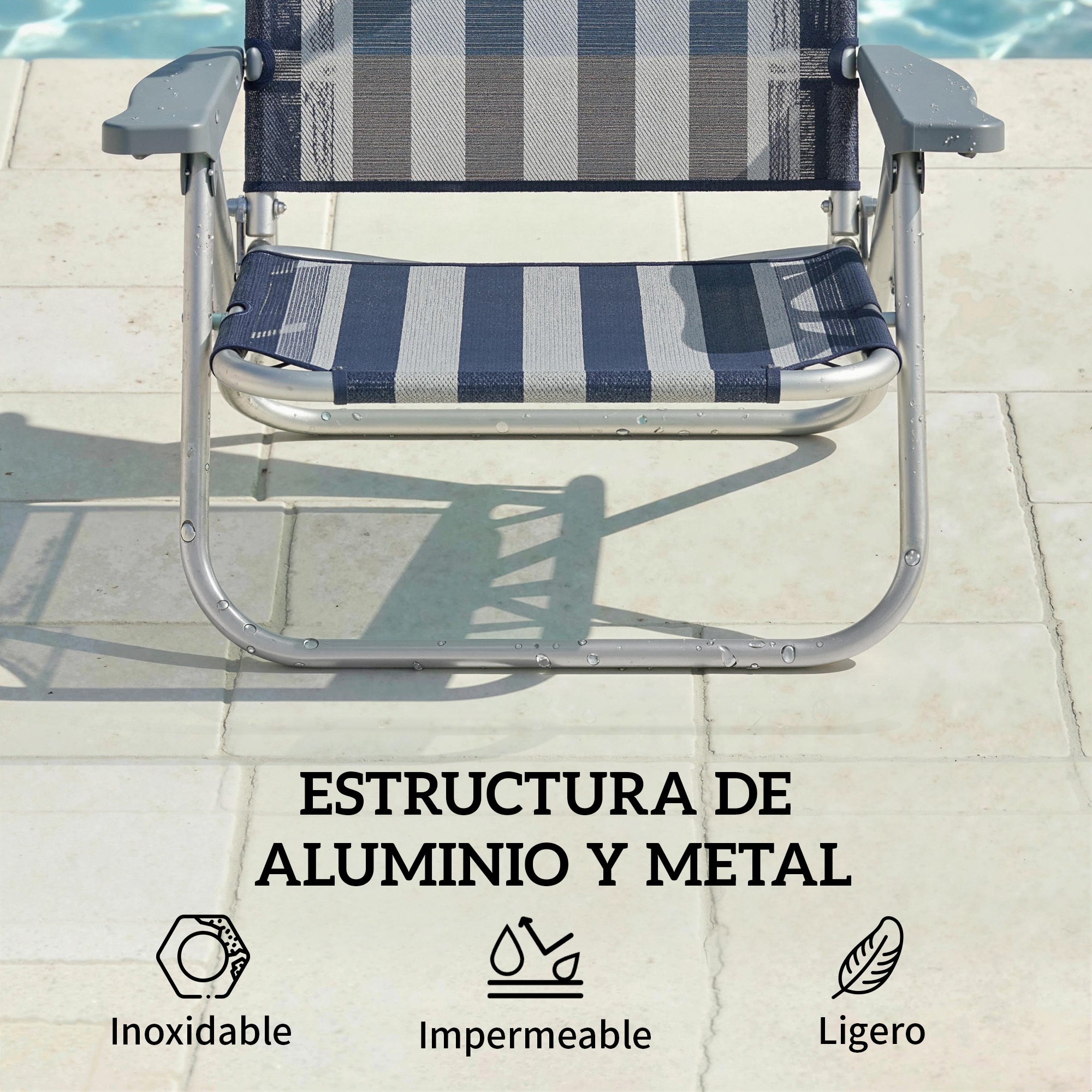 Una silla plegable de aluminio y metal a rayas sobre una superficie alicatada.