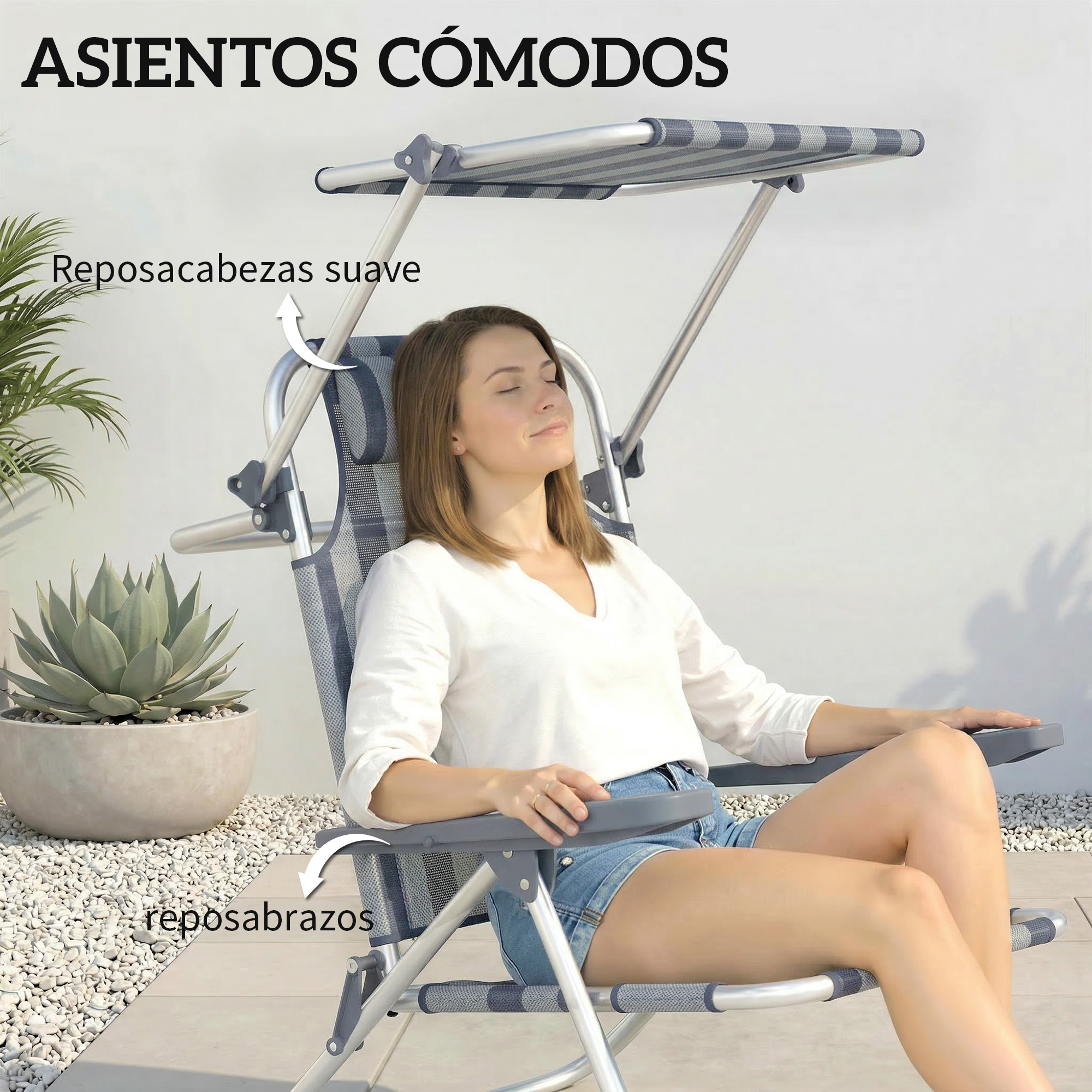 Una mujer se relaja en una silla reclinable gris con parasol al aire libre.