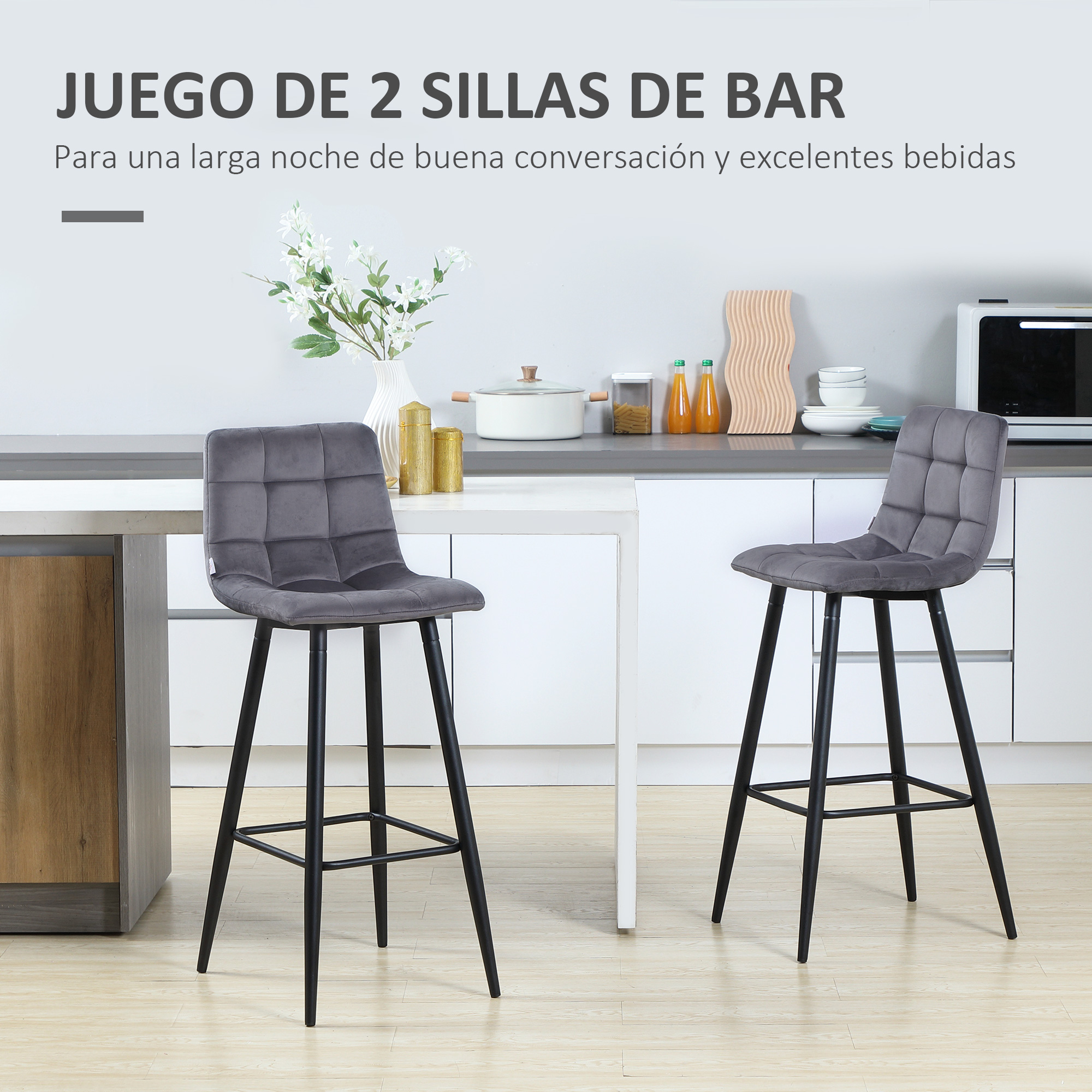 Dos taburetes grises con patas negras en una cocina.