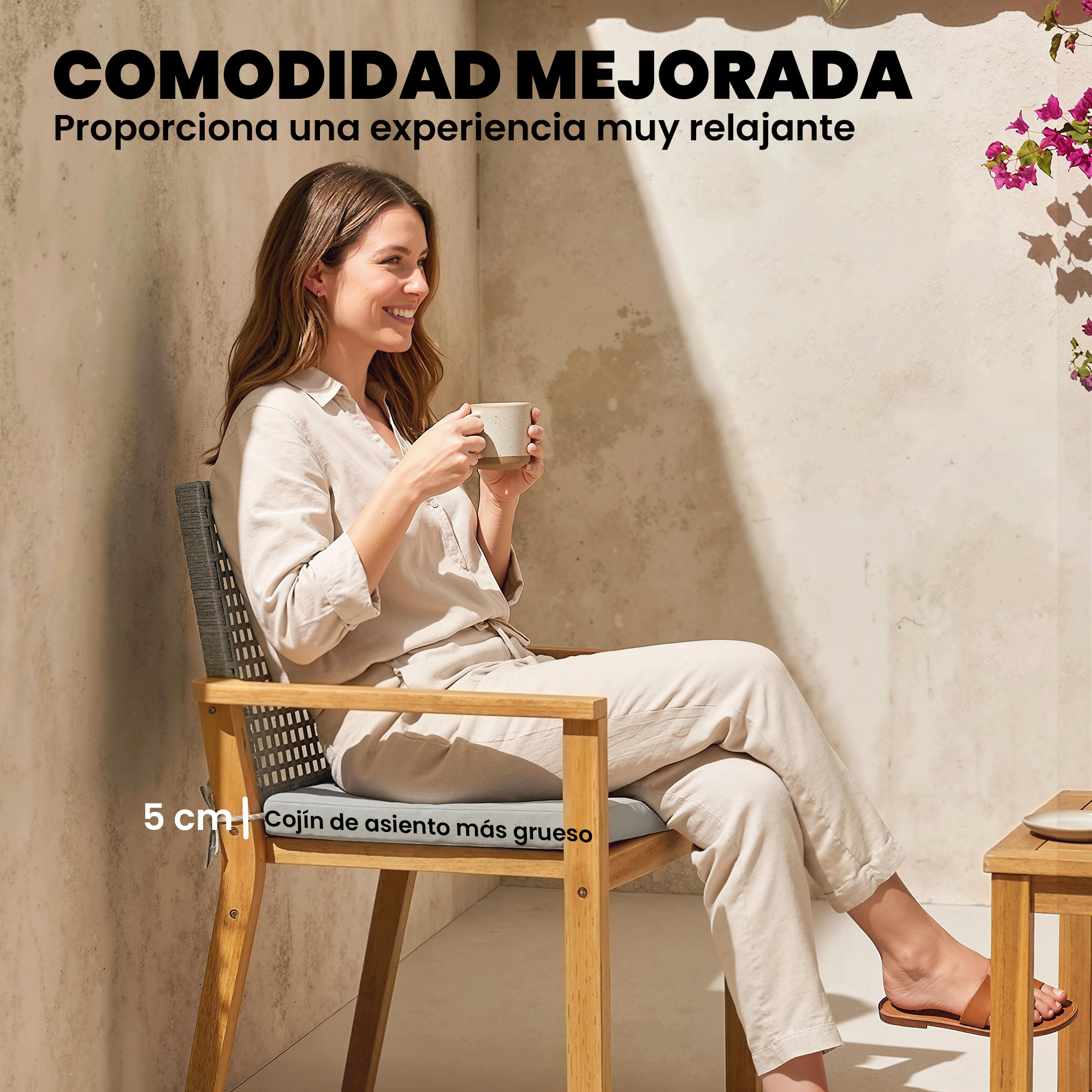 Una mujer sentada con una taza en una silla. Un cojín resaltado.