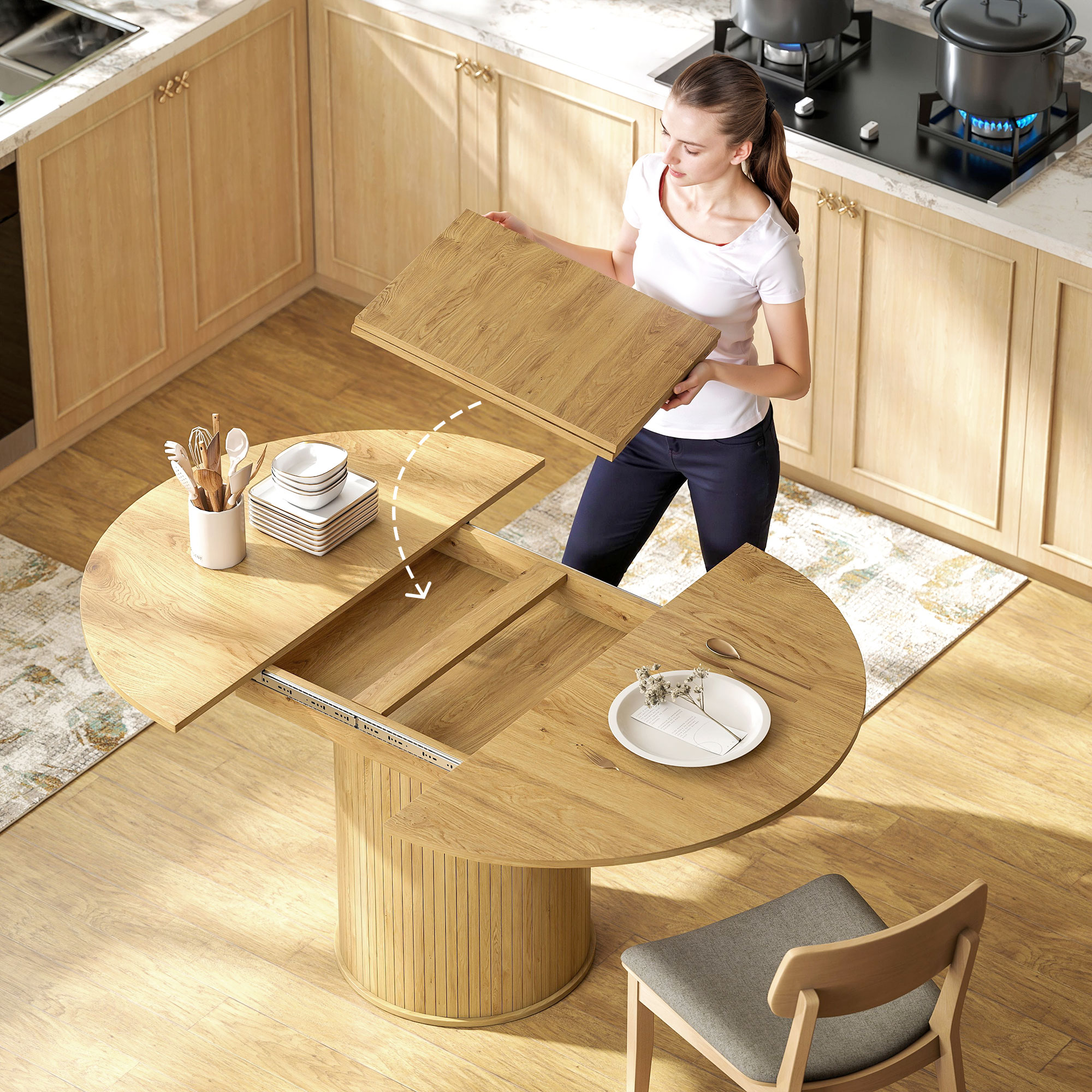 Mujer en cocina amplía mesa redonda de madera añadiendo una hoja.