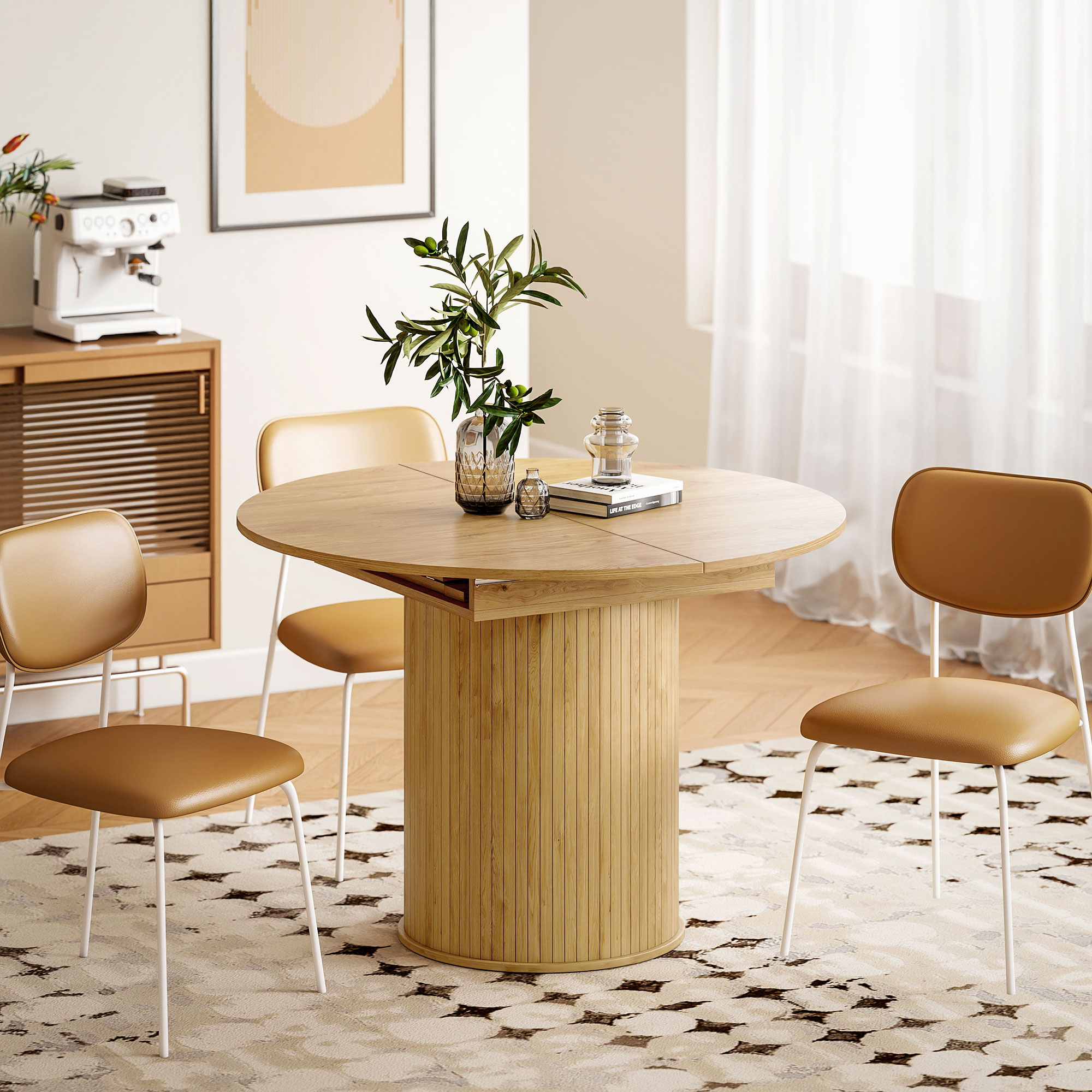 Una mesa redonda de madera con cuatro sillas marrones en una sala luminosa.