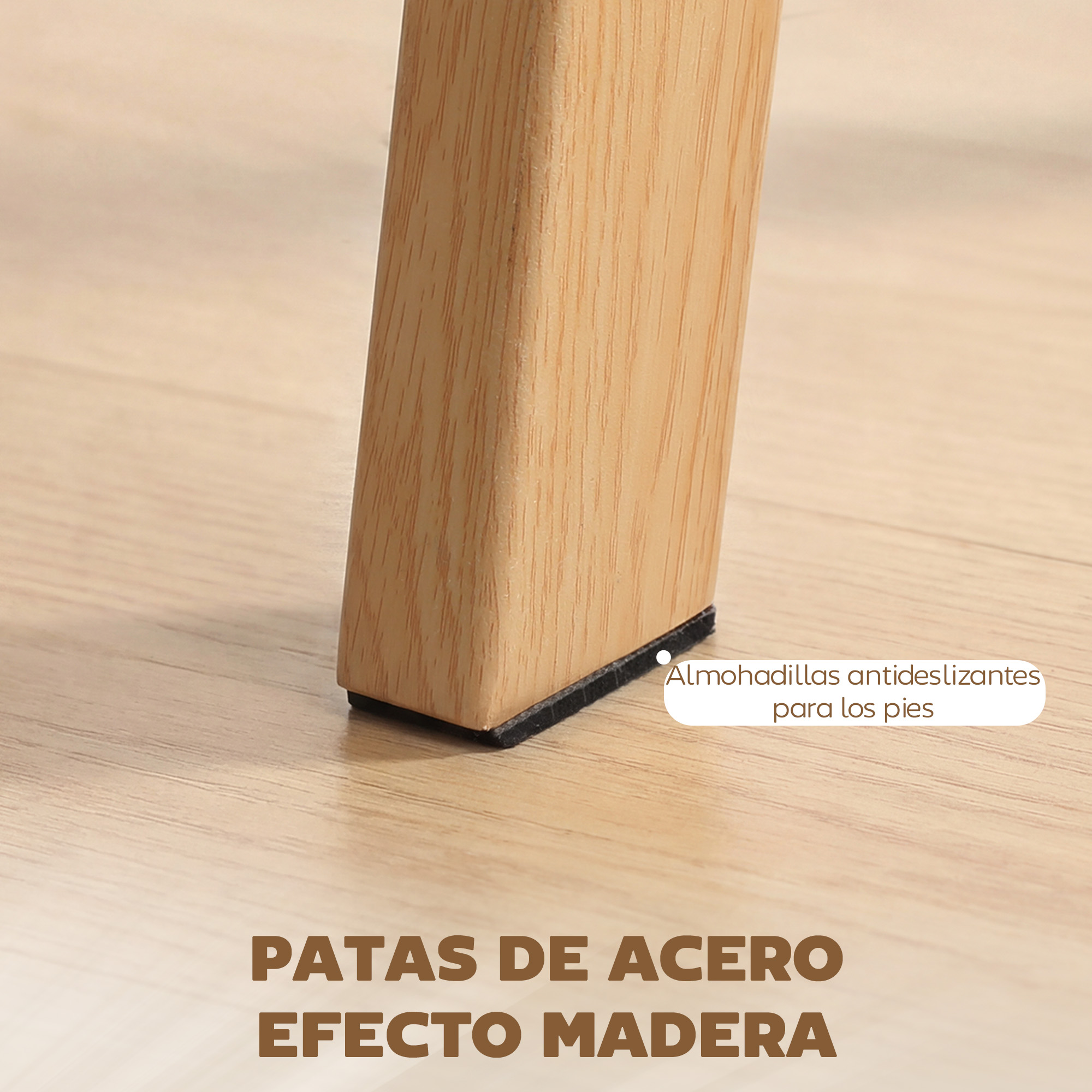 Una pata de mesa de madera con almohadilla antideslizante negra sobre suelo de madera.