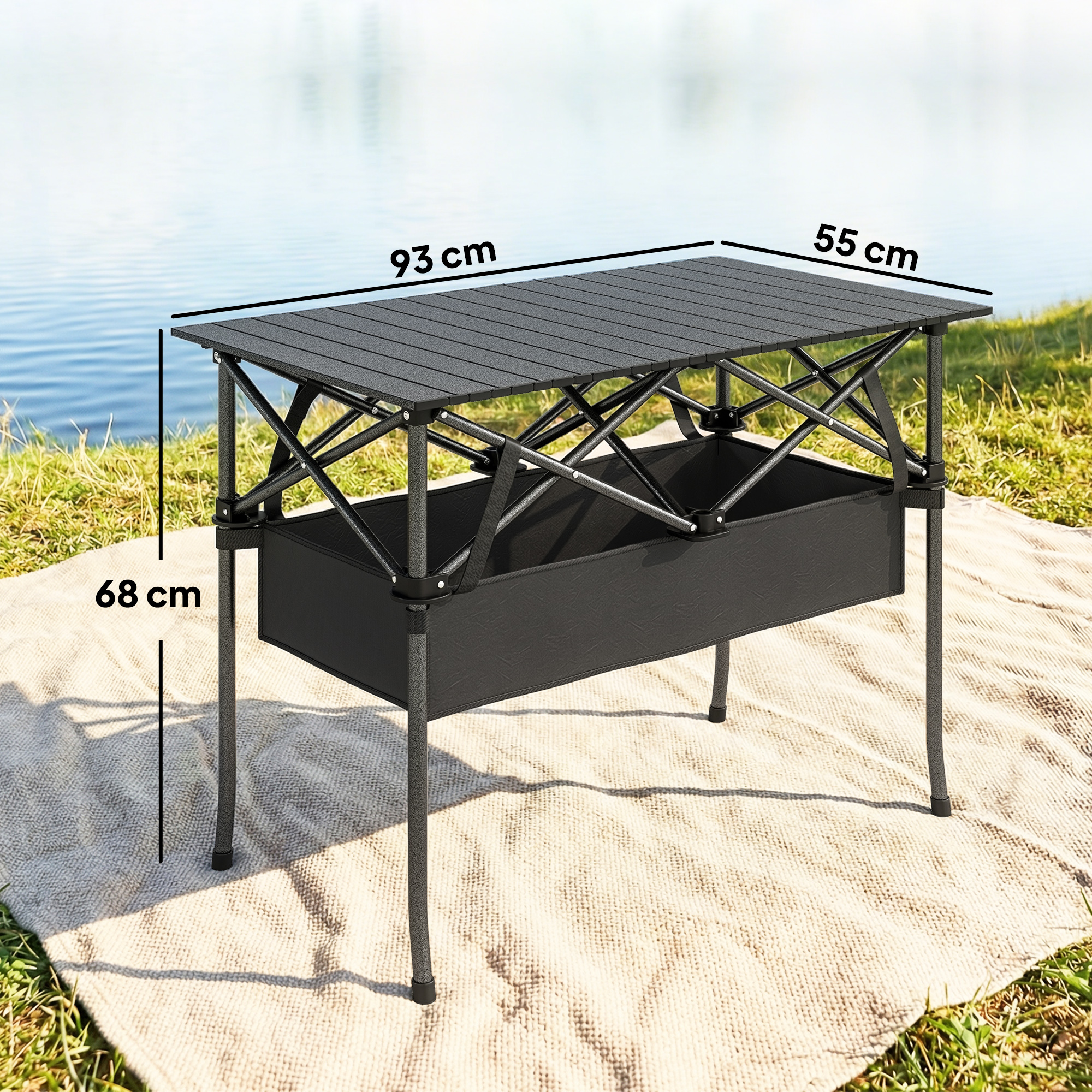 Una mesa de camping oscura con compartimento de almacenamiento sobre una manta al aire libre.