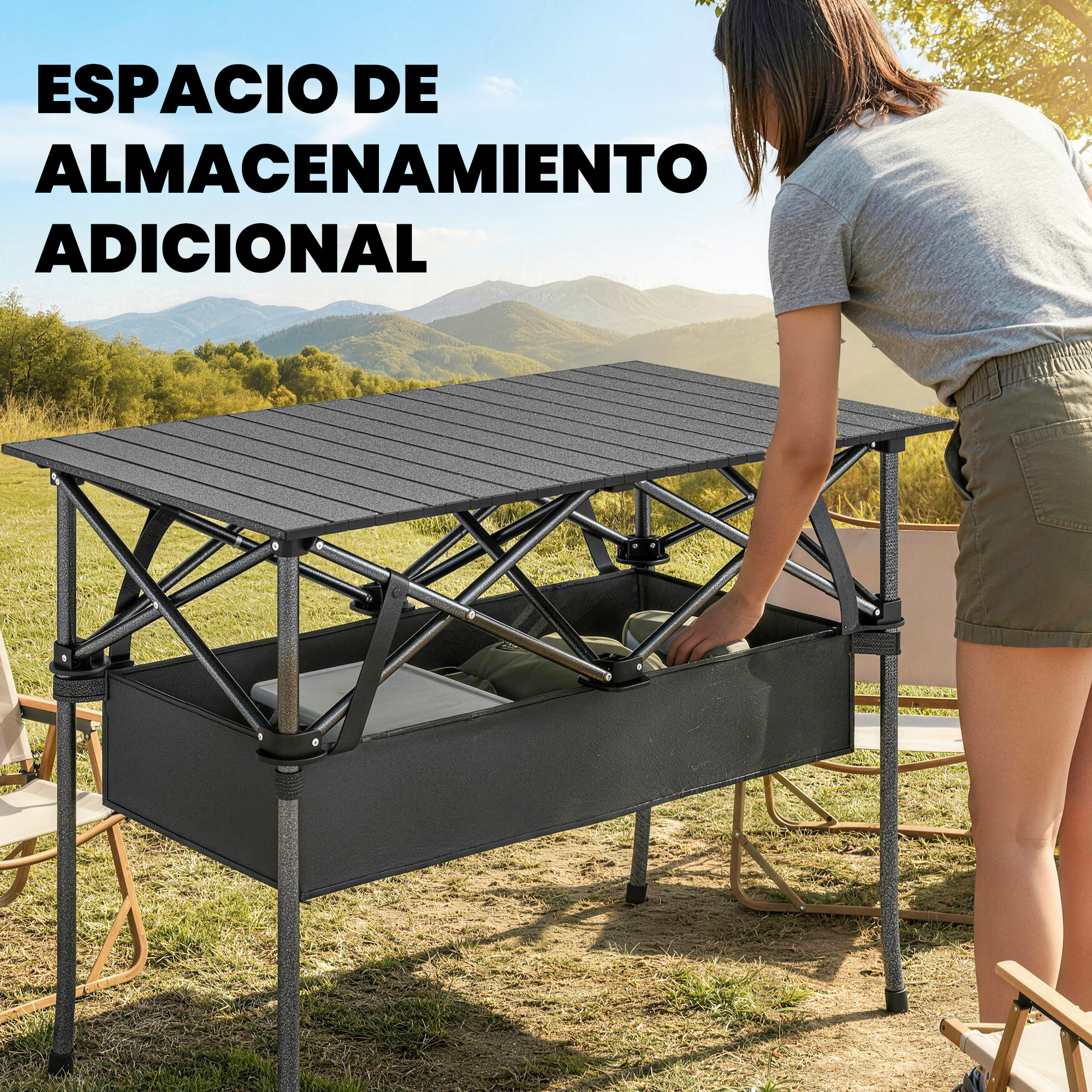 Una mujer coloca objetos en una mesa de camping plegable con espacio de almacenamiento adicional.