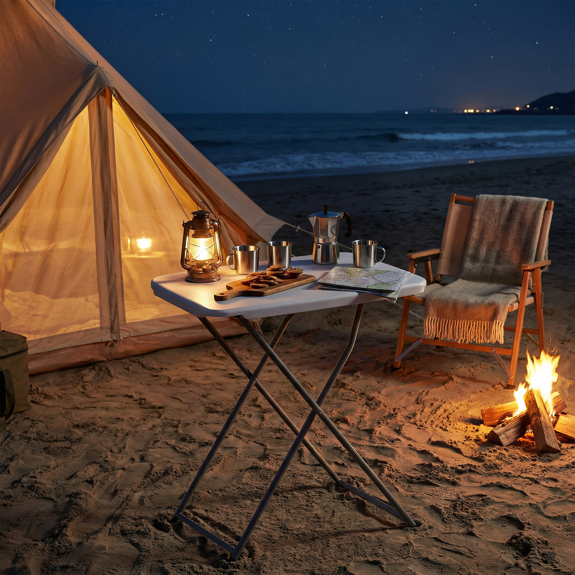 Una tienda iluminada en la playa por la noche con fogata, silla y mesa.