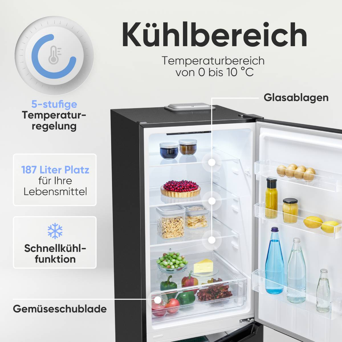 Ein offener Kühlschrank mit Lebensmitteln wie Obst, Gemüse, Käse und Flaschen.