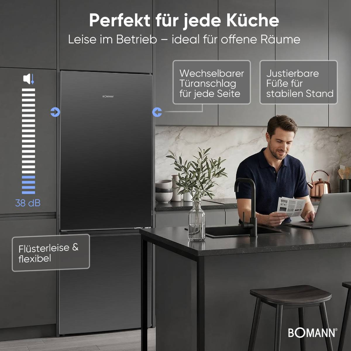 Schwarzer Kühlschrank in Küche mit Mann am Laptop. Leise (38 dB).