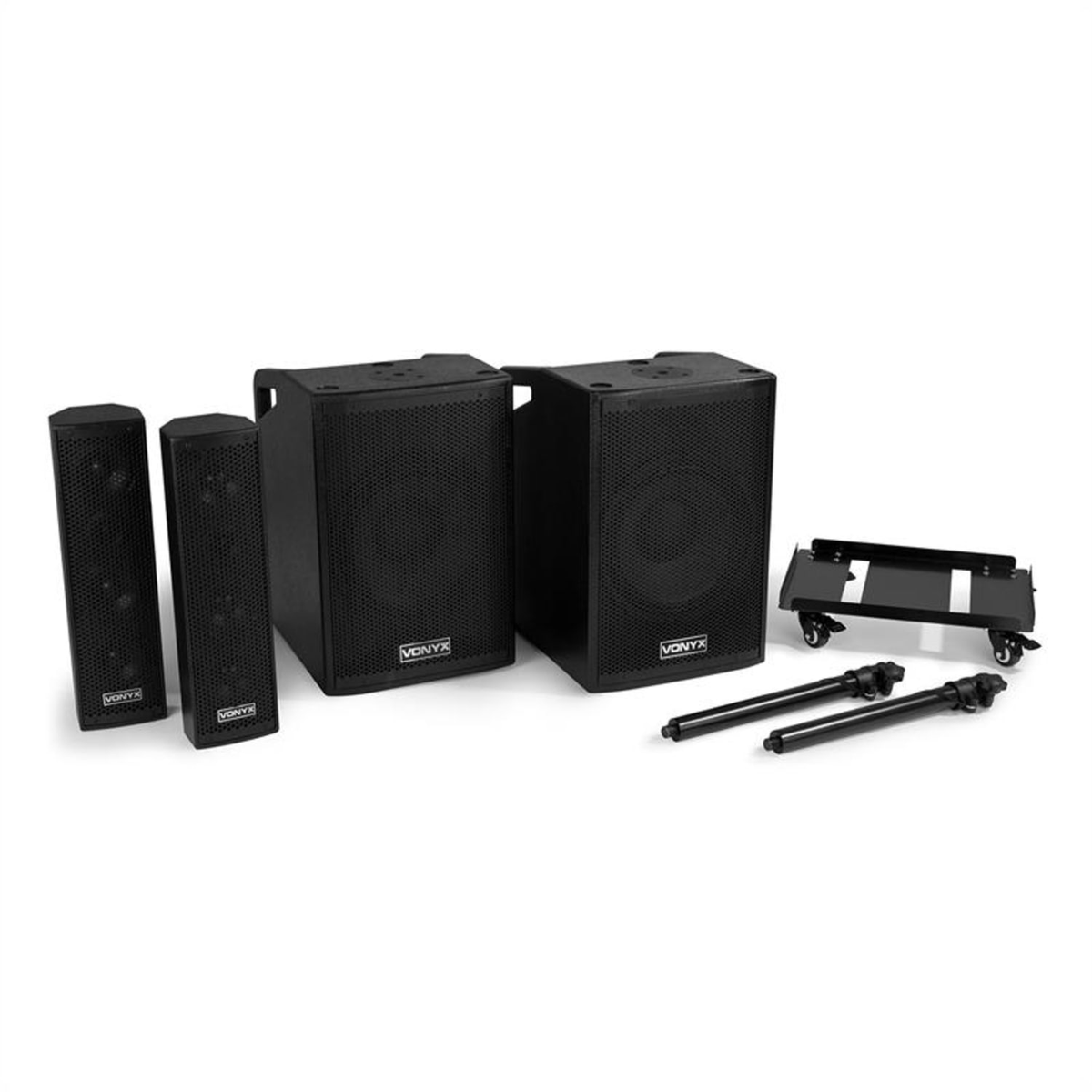 Due altoparlanti neri alti, due altoparlanti neri quadrati e accessori audio su bianco.