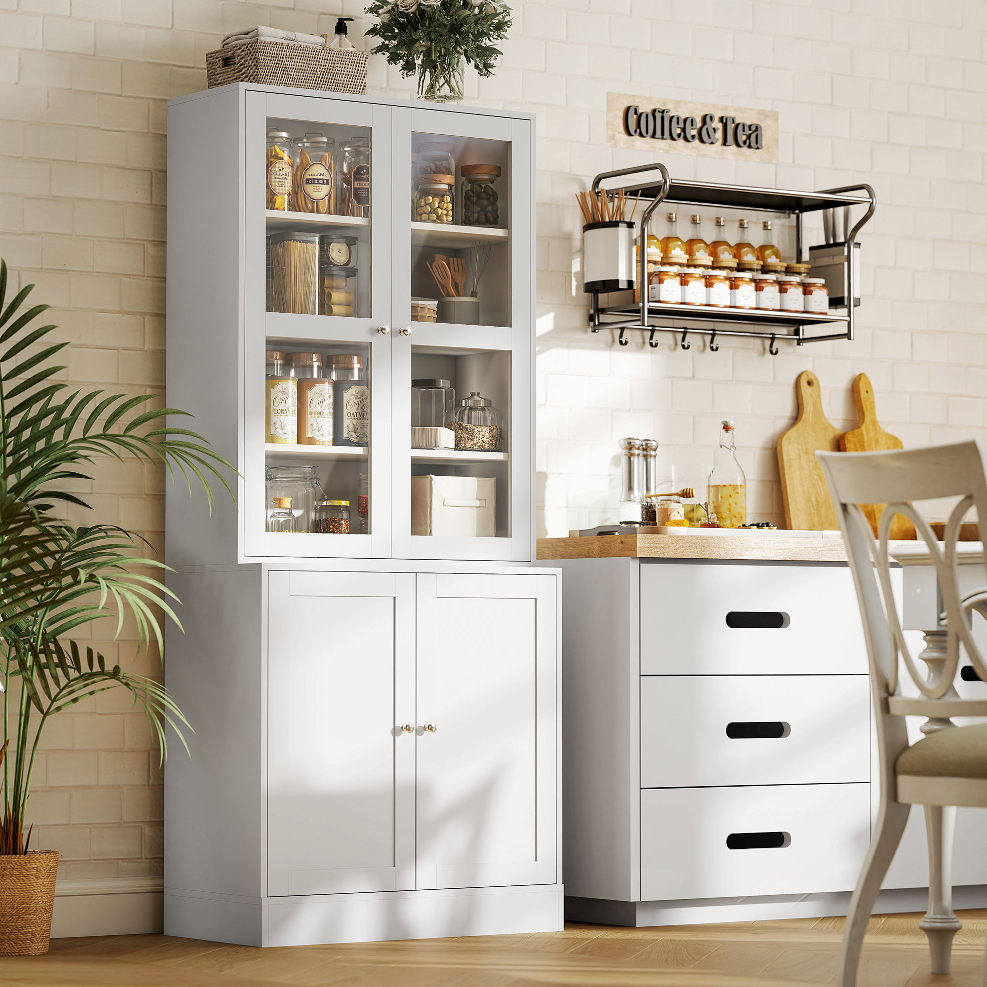 Un mueble de cocina blanco con puertas de vidrio exhibe artículos de despensa. Hay un estante.