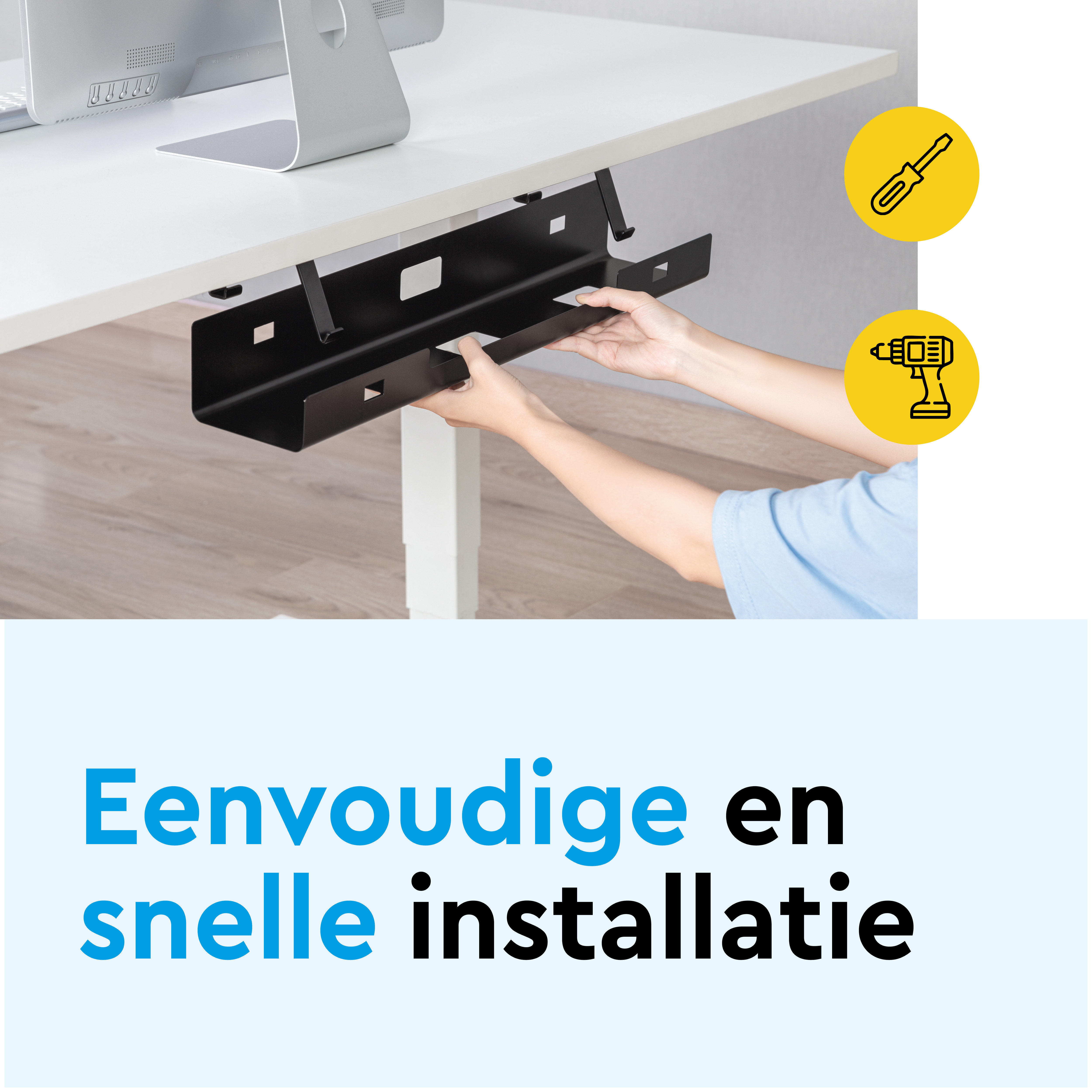 Een zwarte kabelgoot wordt onder een bureau gemonteerd.