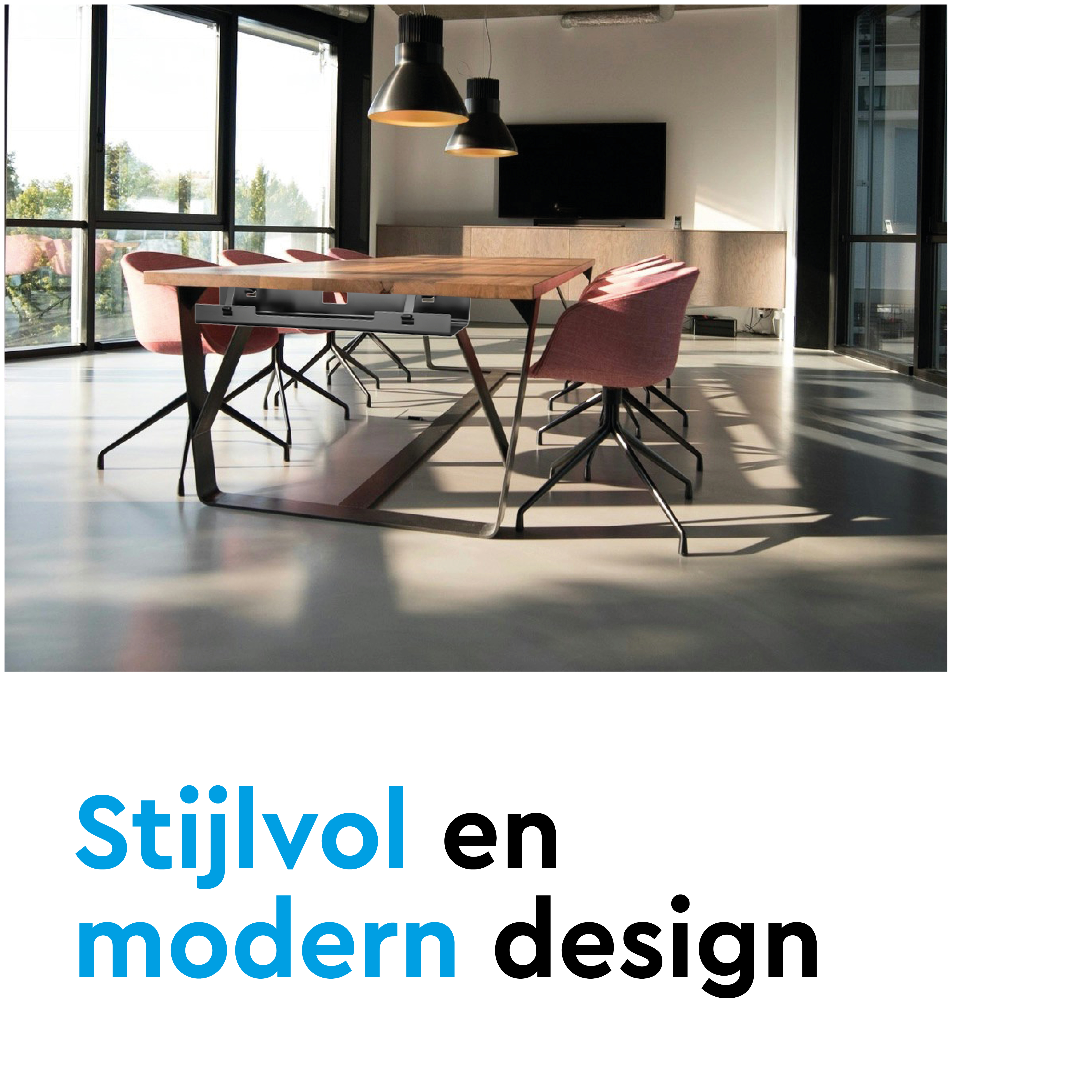 Moderne vergadertafel met stoelen, hanglampen en grote ramen.