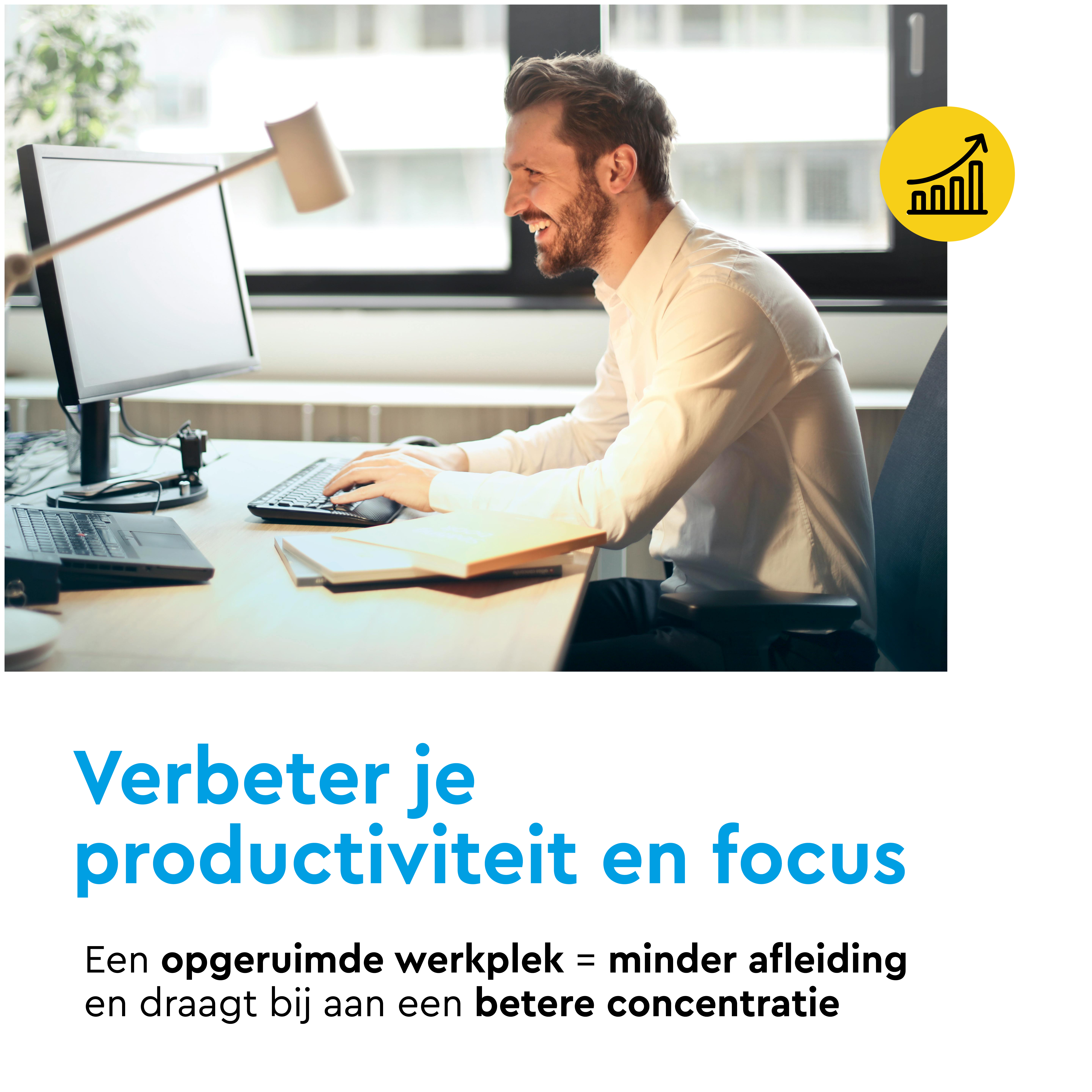 Man achter bureau typt, gele grafiek met pijl omhoog.