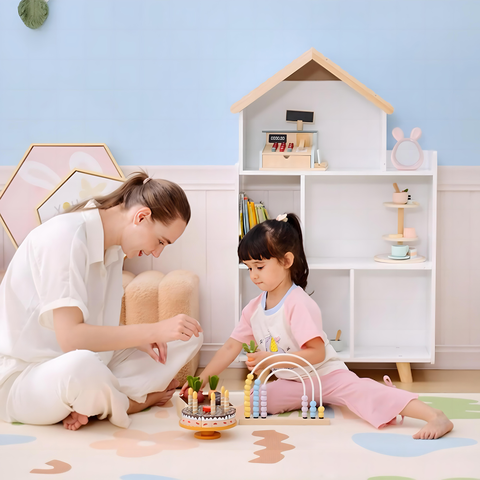 Una mujer y un niño juegan con juguetes sobre una alfombra colorida en una habitación infantil.