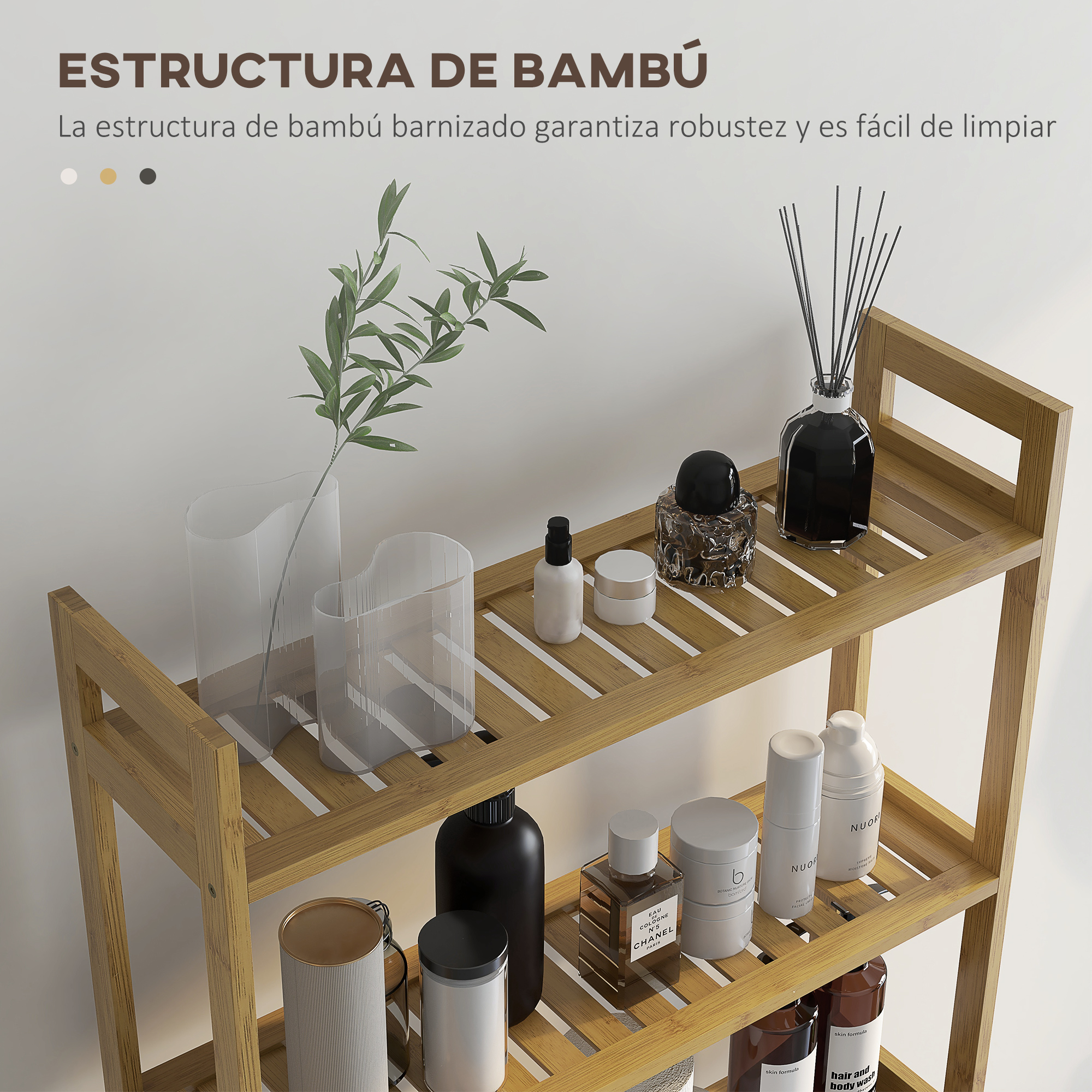 Estantería de bambú de tres niveles con artículos de baño y plantas.