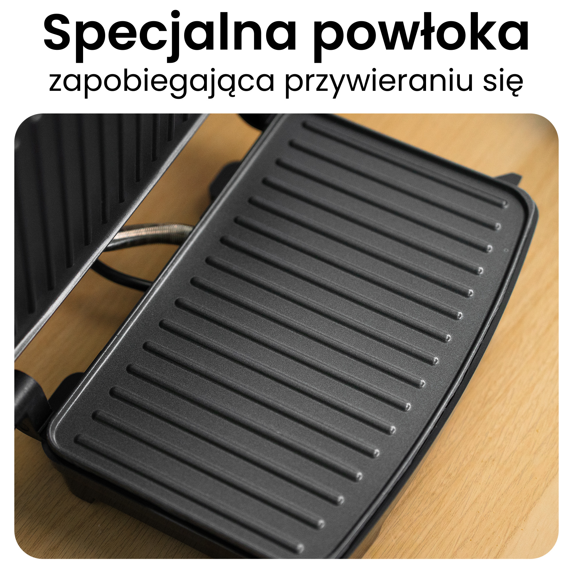Zbliżenie na grillową płytę z rusztowaniem, na drewnianym stole.