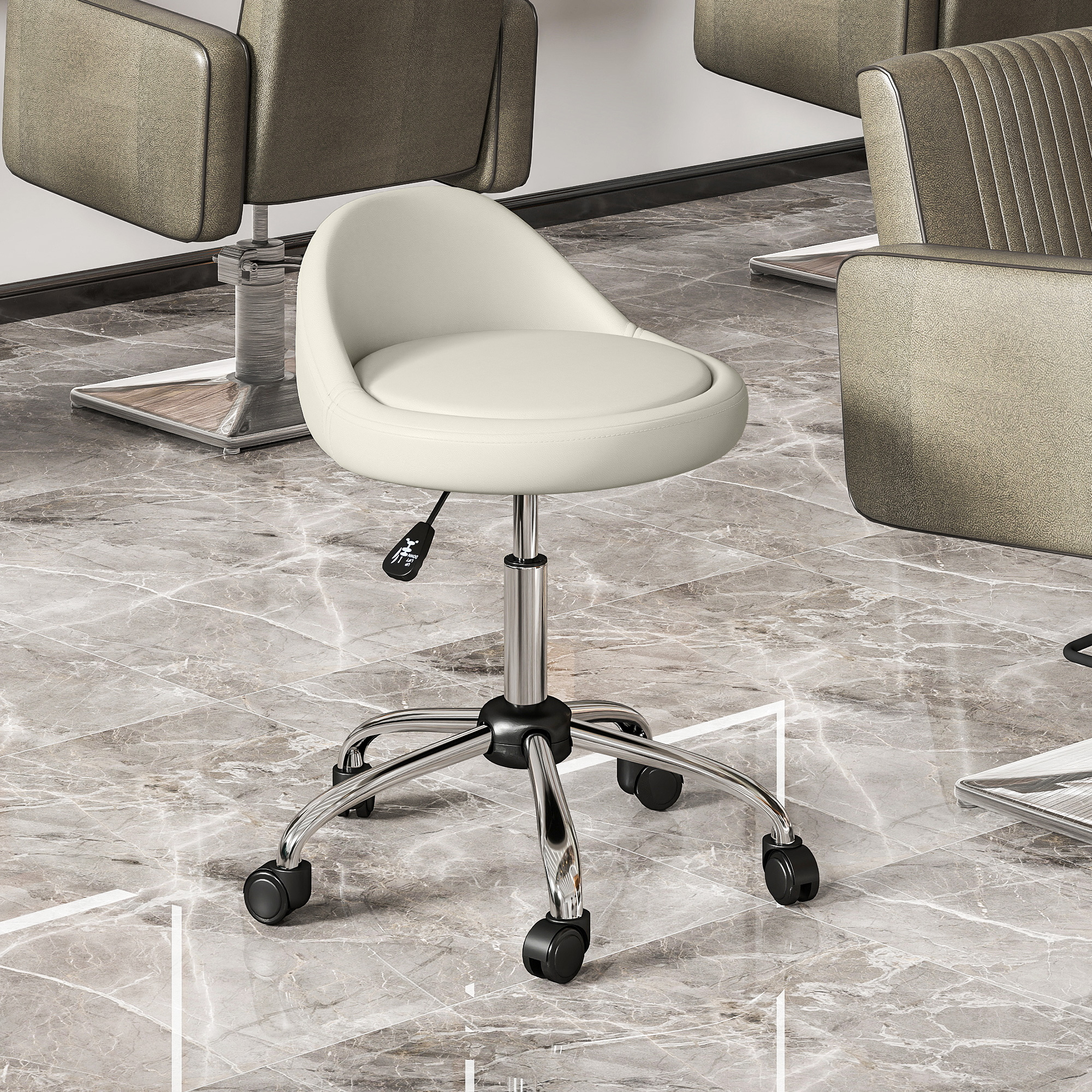 Un taburete color crema con ruedas se asienta sobre un suelo de mármol junto a sillas de salón.