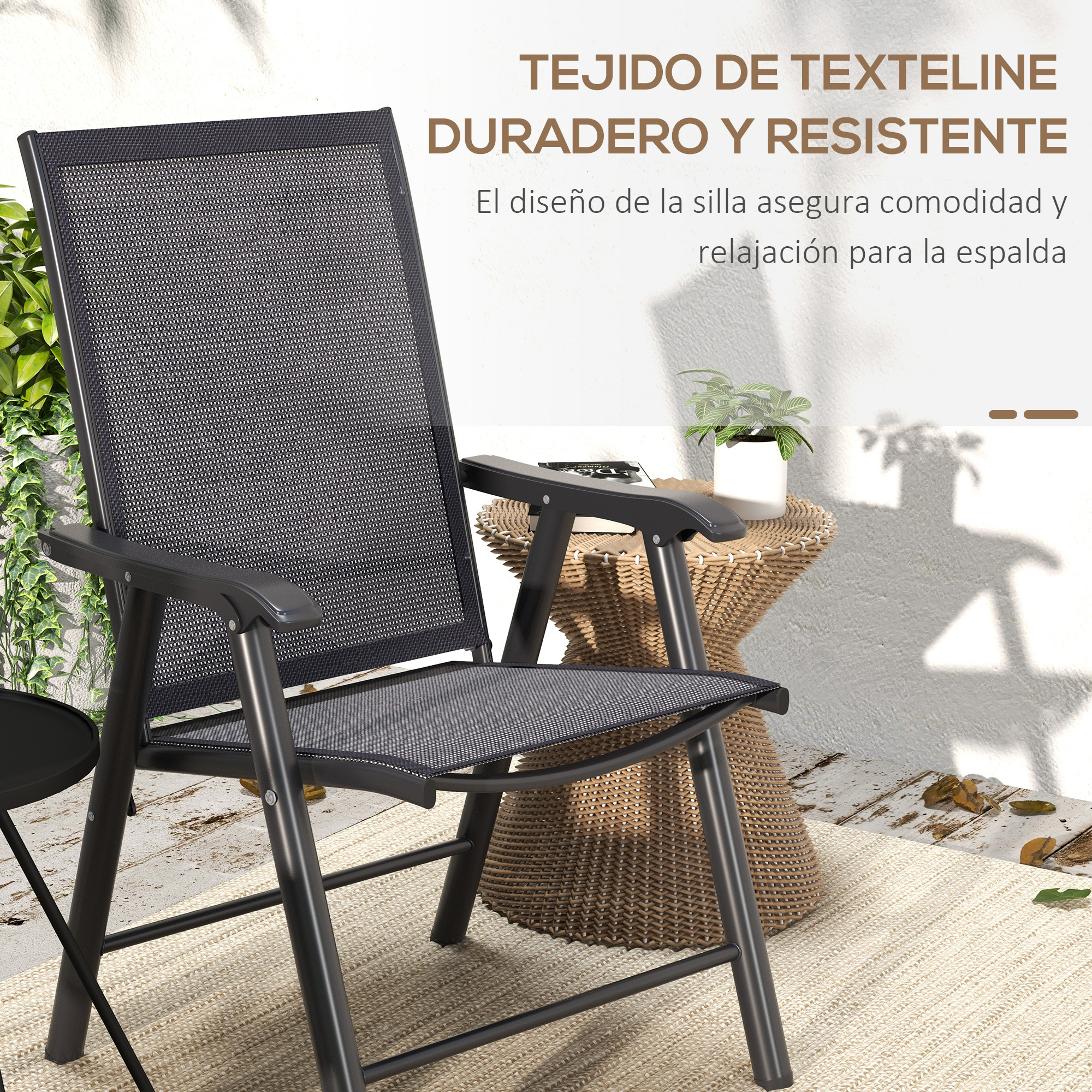 Una silla oscura de textileno se sienta sobre una alfombra junto a una mesa auxiliar.