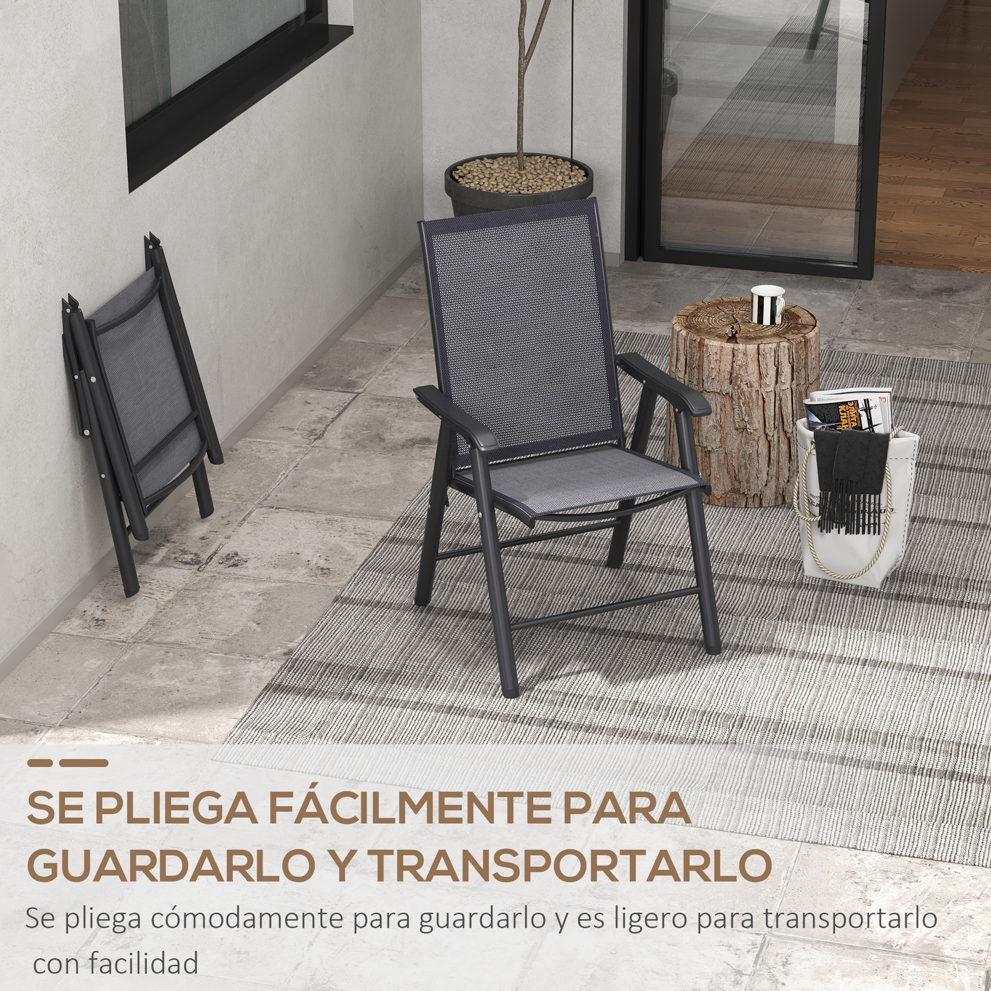 Silla plegable gris sobre alfombra, junto a mesa de tocón con taza.