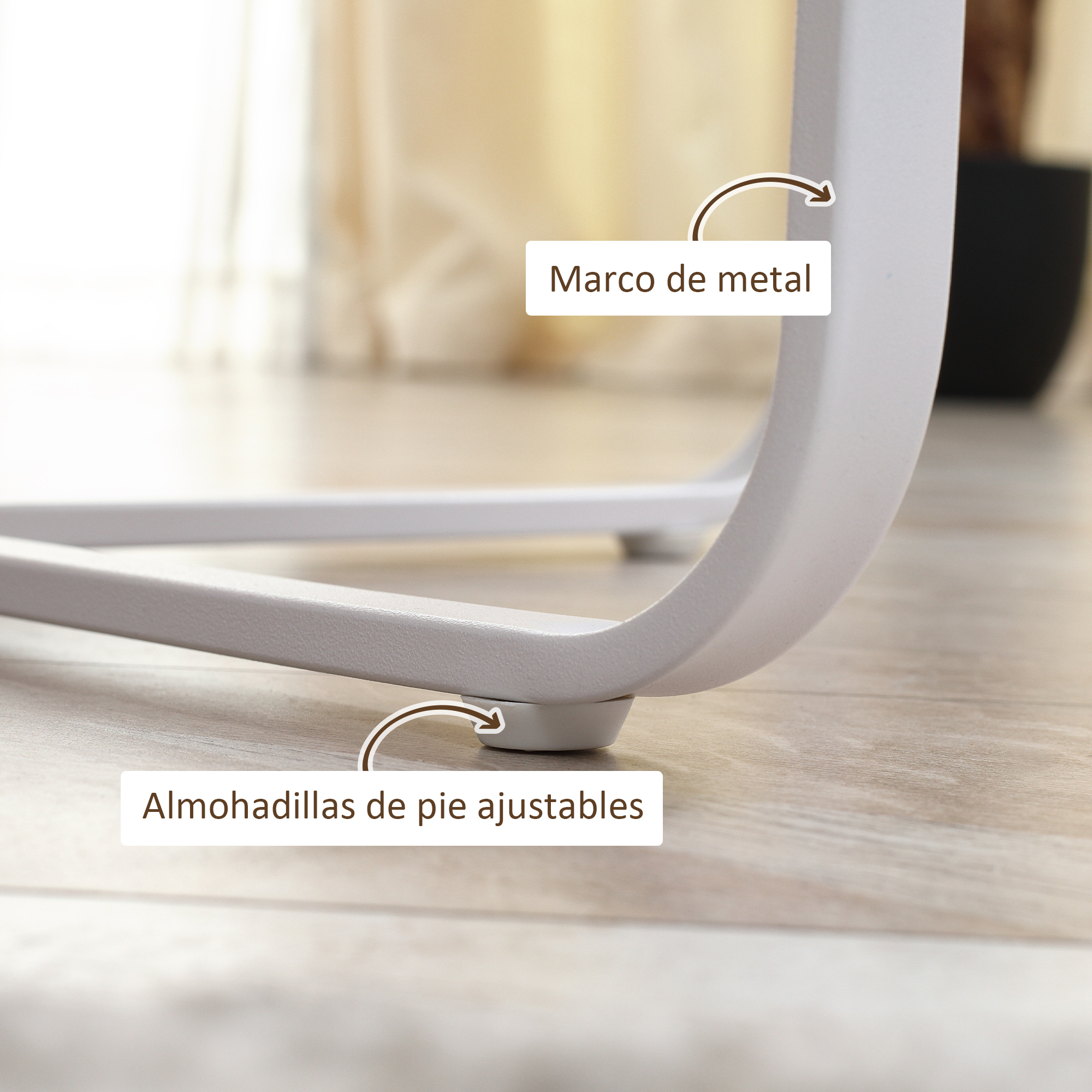 Primer plano de un marco metálico blanco con almohadillas ajustables en suelo de madera.