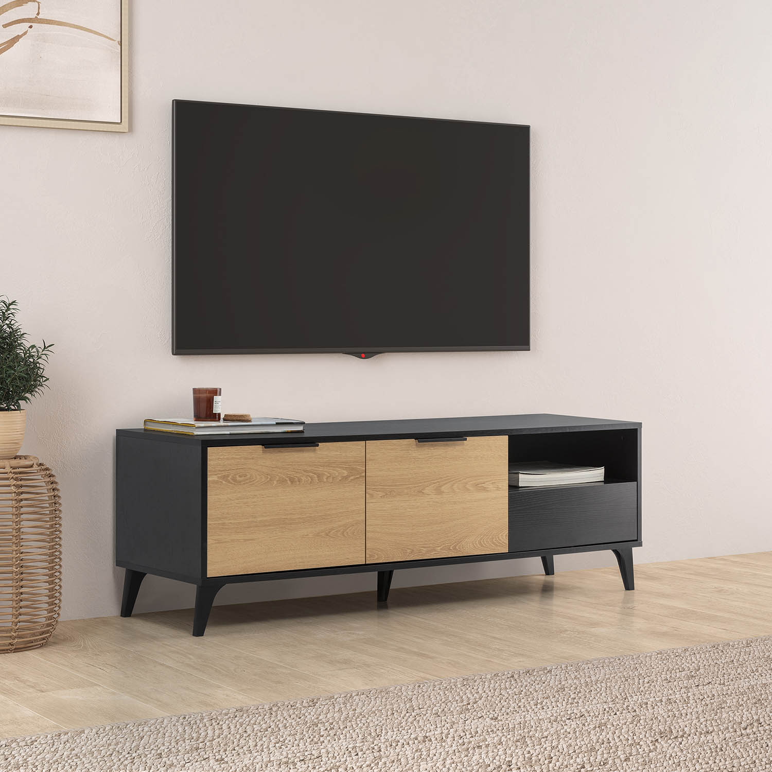 Un mueble de TV negro con puertas y cajones de madera debajo de un televisor.